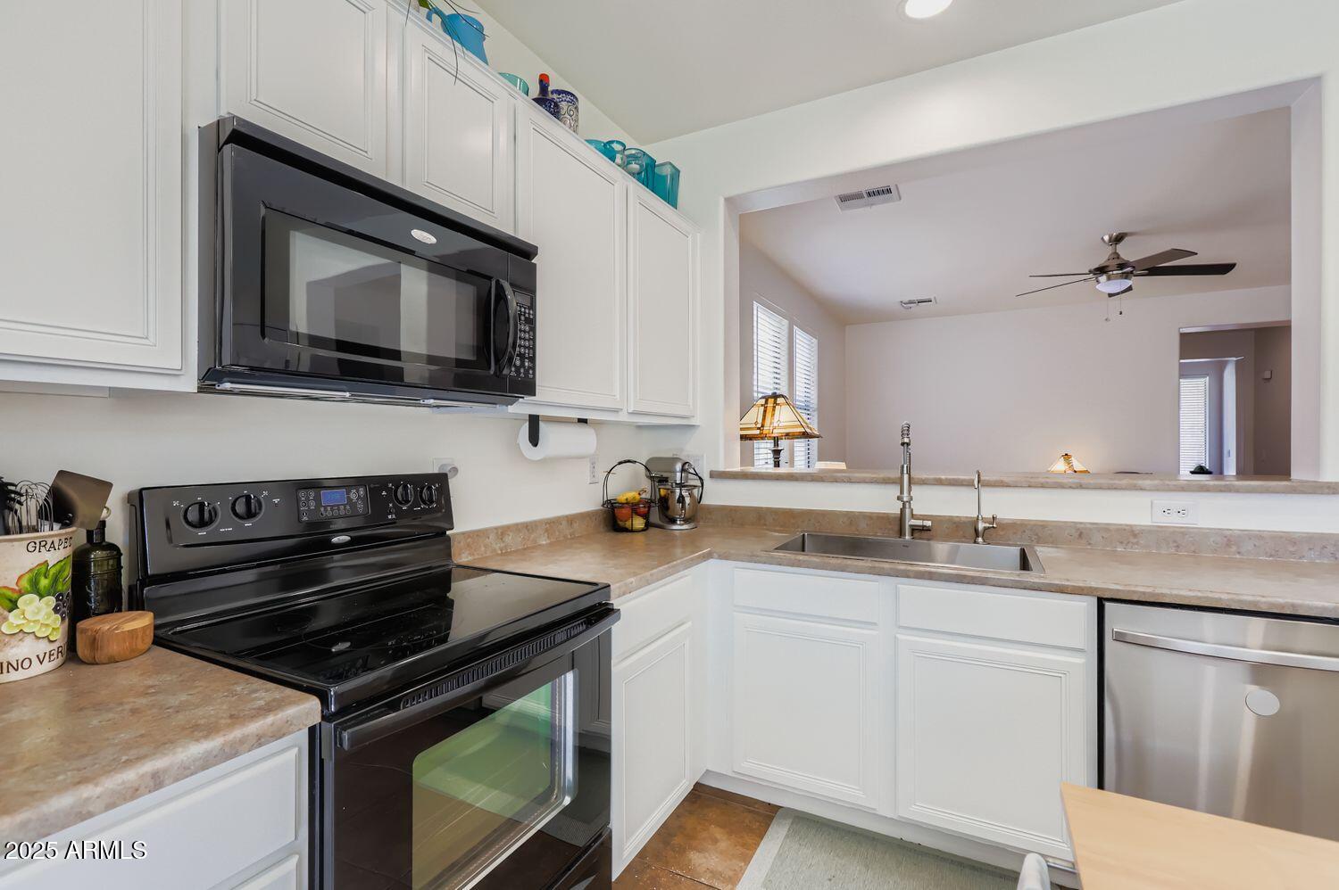 3323 E OAKLAND Street