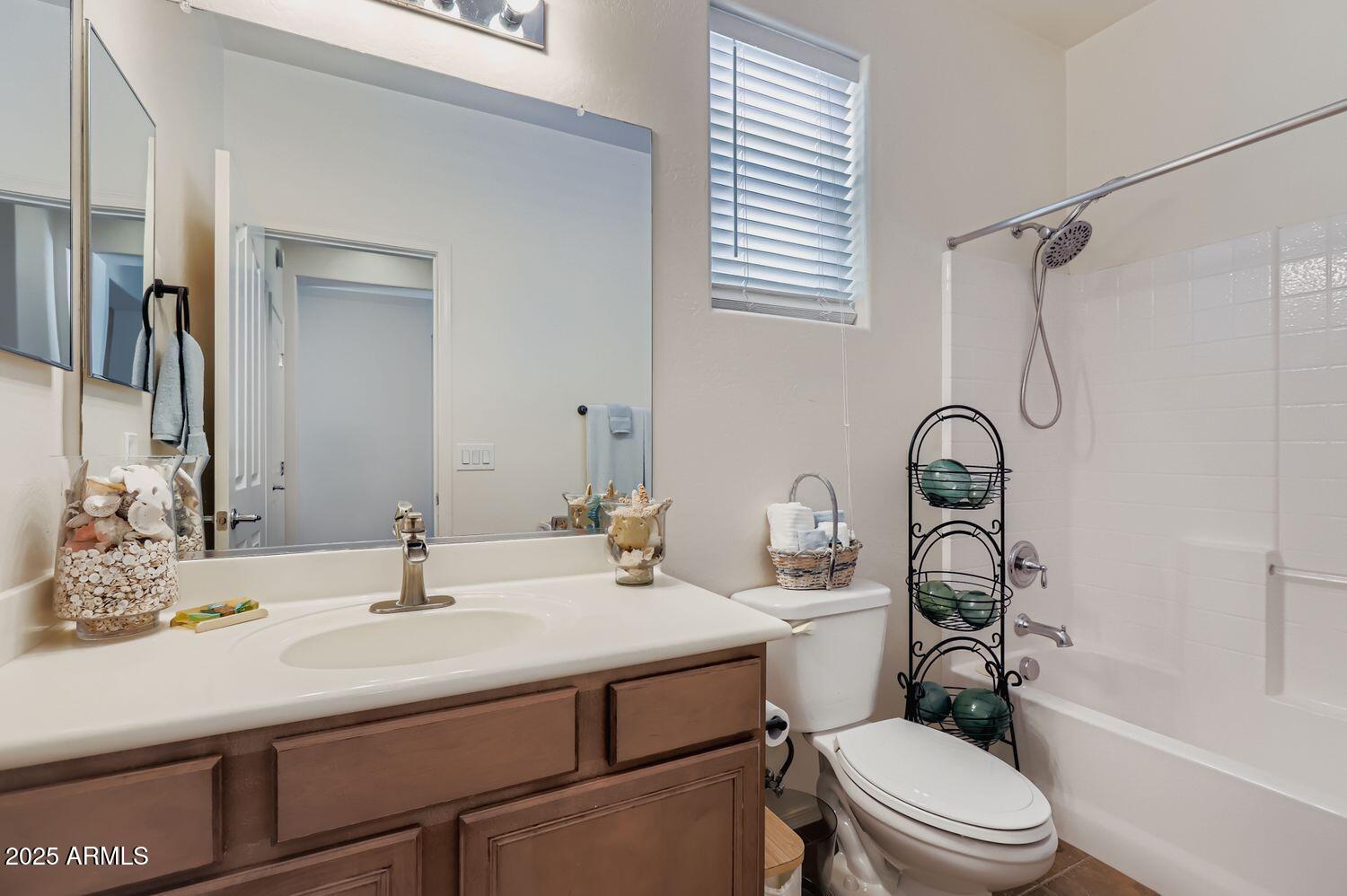 3323 E OAKLAND Street