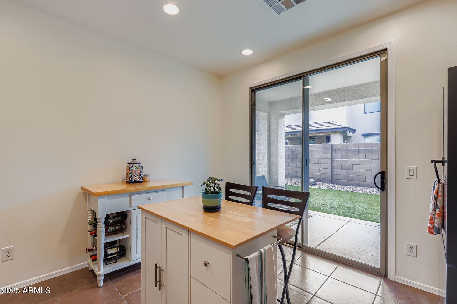 3323 E OAKLAND Street