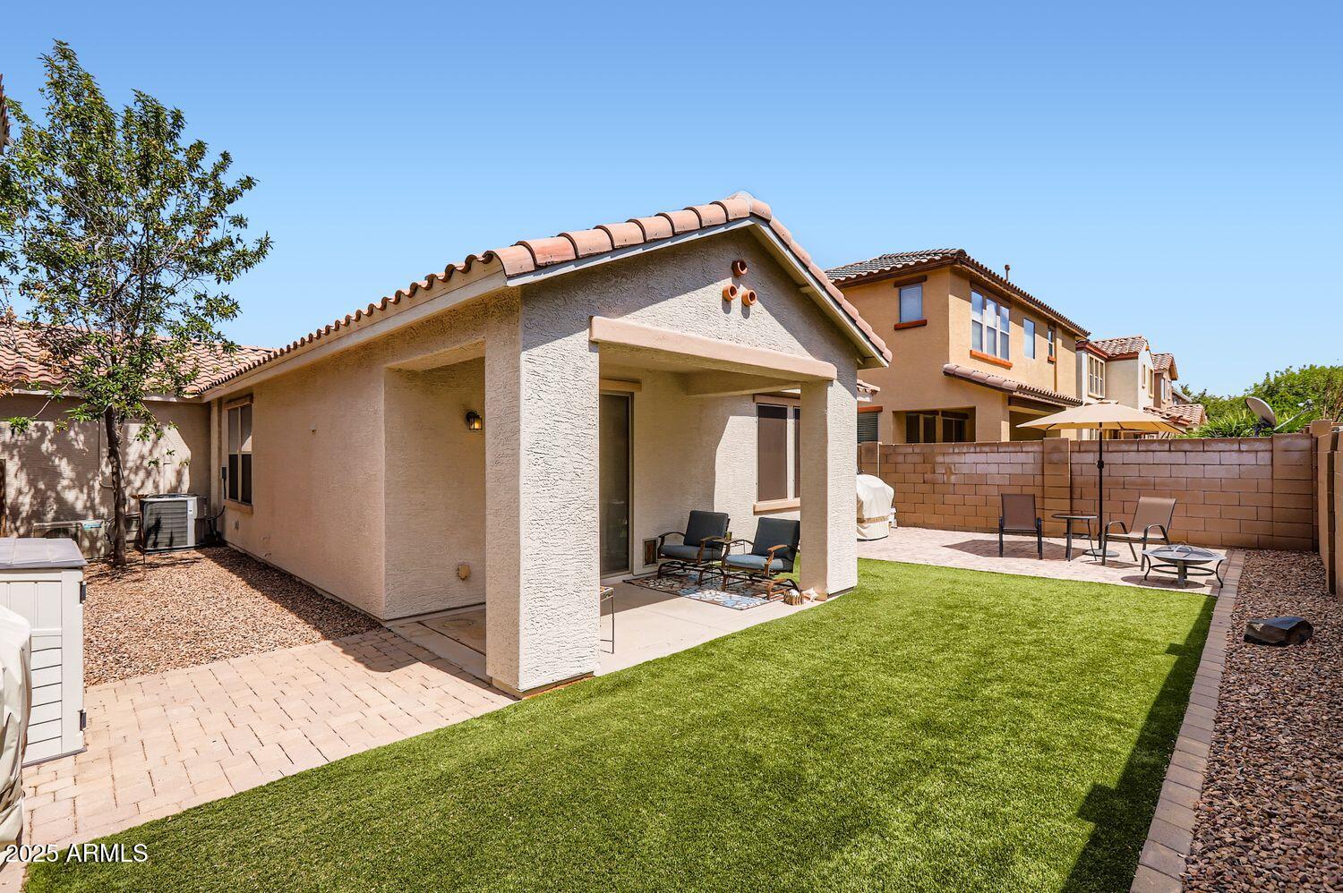 3323 E OAKLAND Street