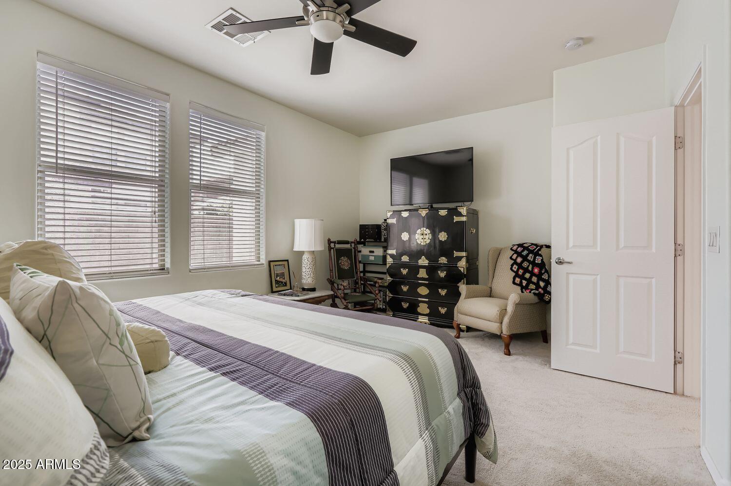 3323 E OAKLAND Street