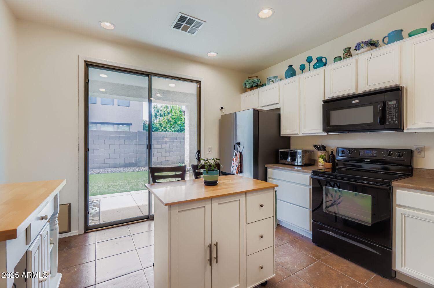 3323 E OAKLAND Street