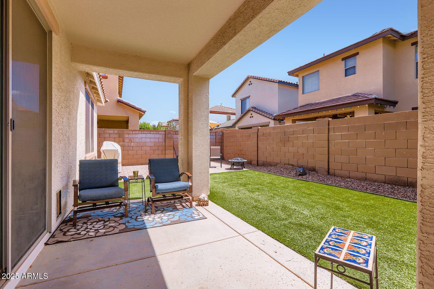 3323 E OAKLAND Street