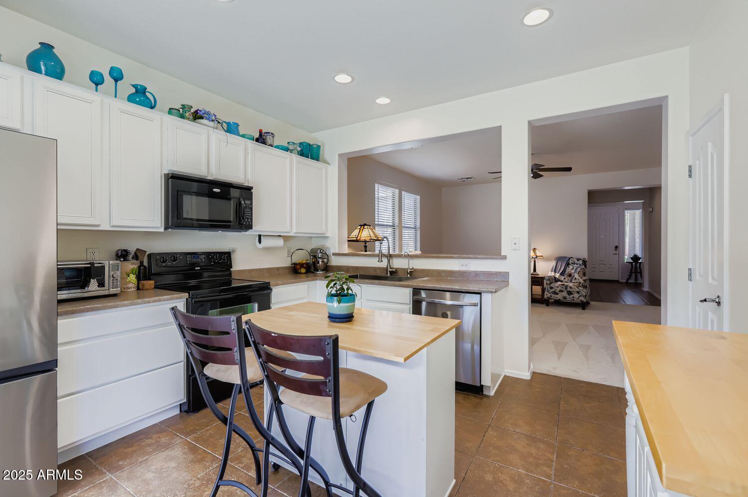 3323 E OAKLAND Street