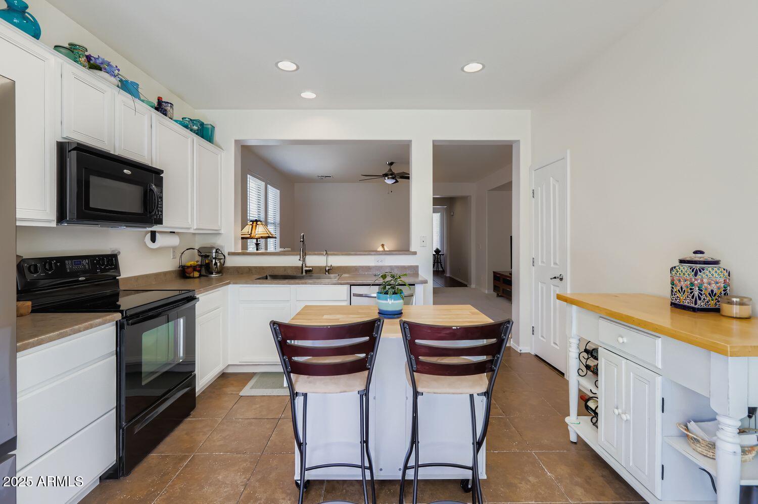 3323 E OAKLAND Street