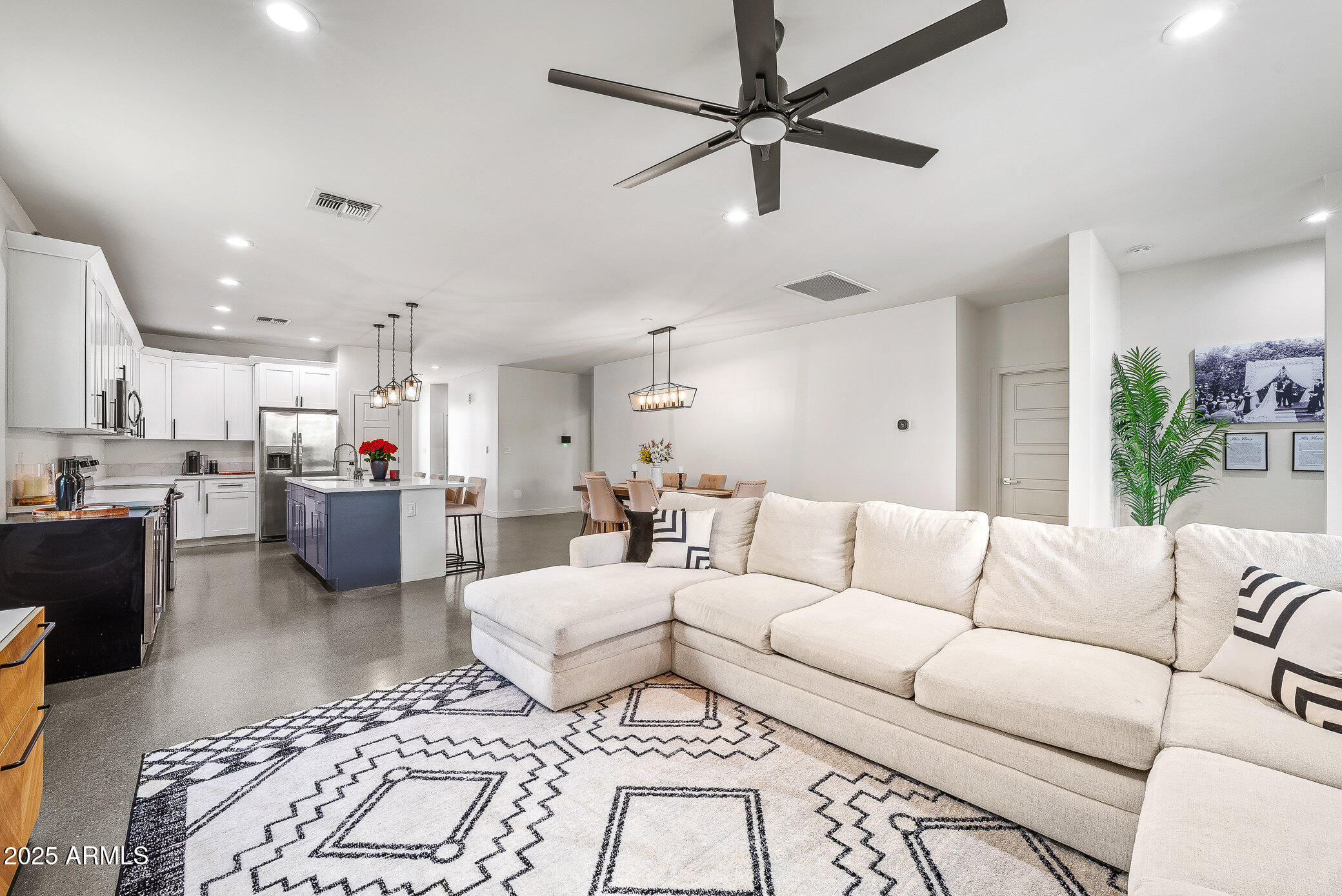 2914 E BLANCHE Drive