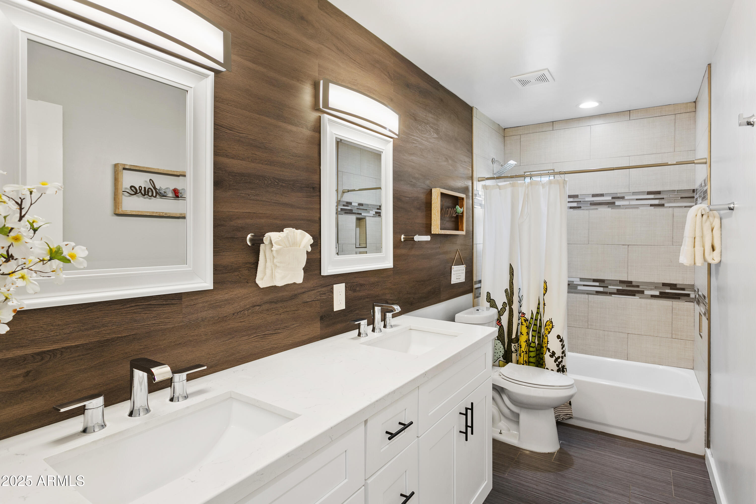 8312 E MACKENZIE Drive