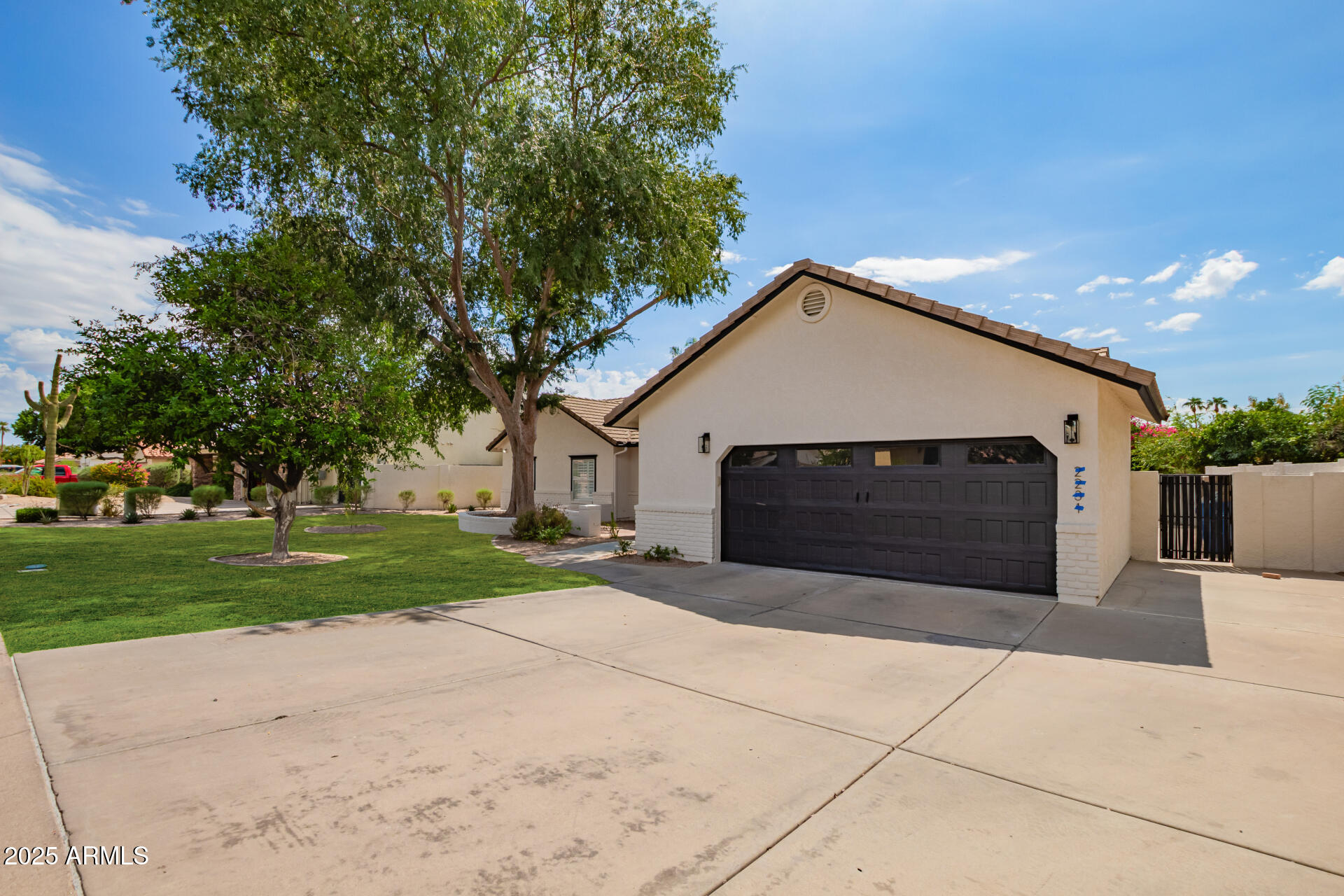 2231 E LAUREL Street