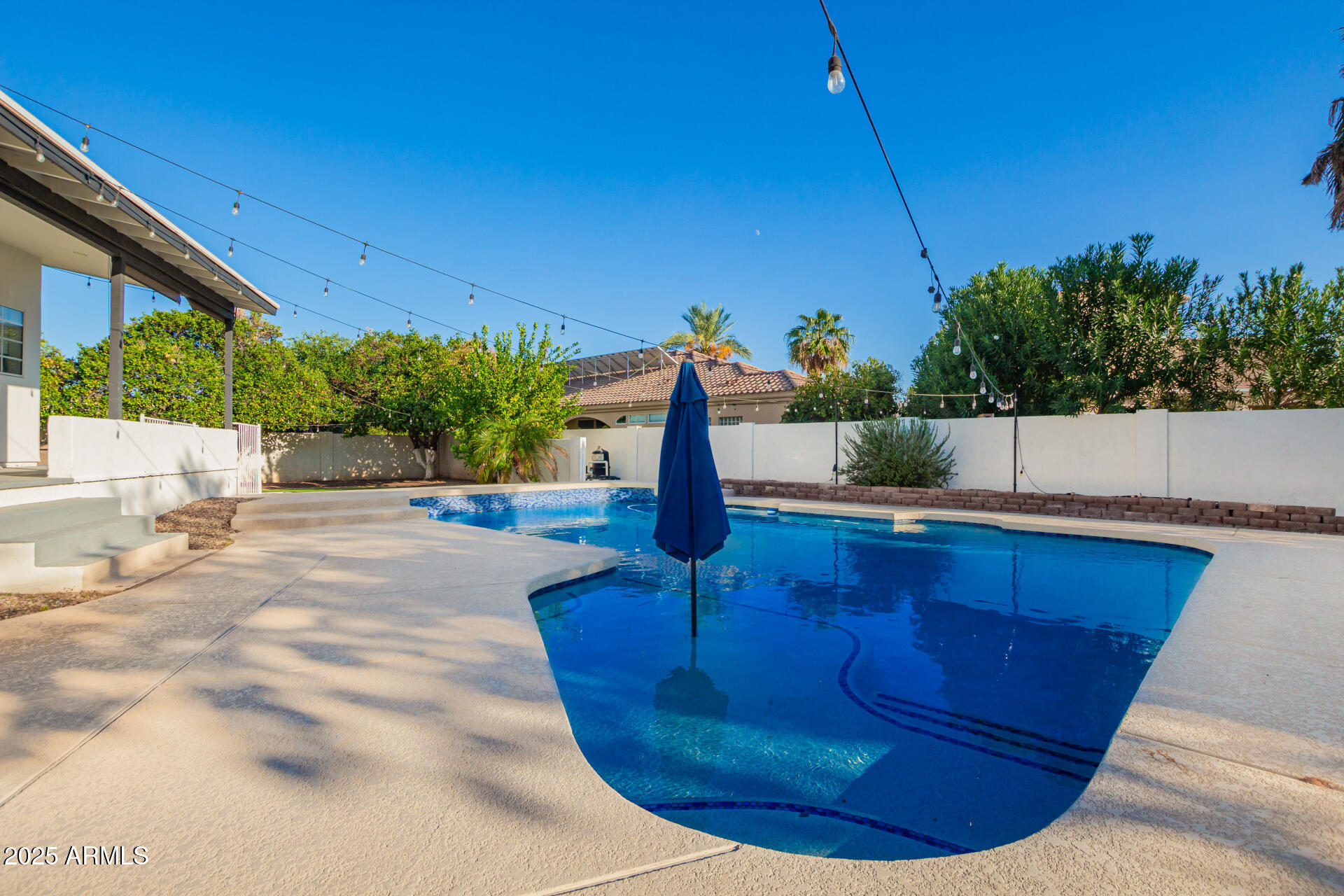 2127 E LAUREL Street