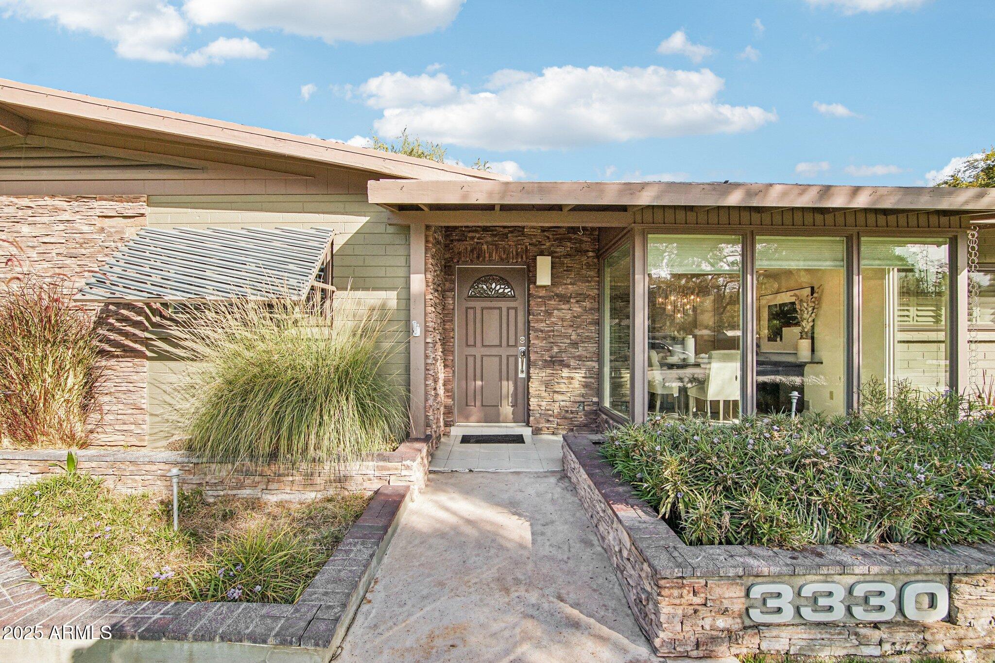 3330 E GLENROSA Avenue