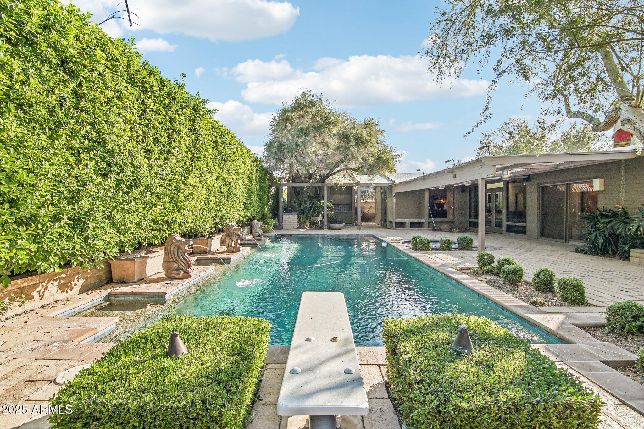 3330 E GLENROSA Avenue