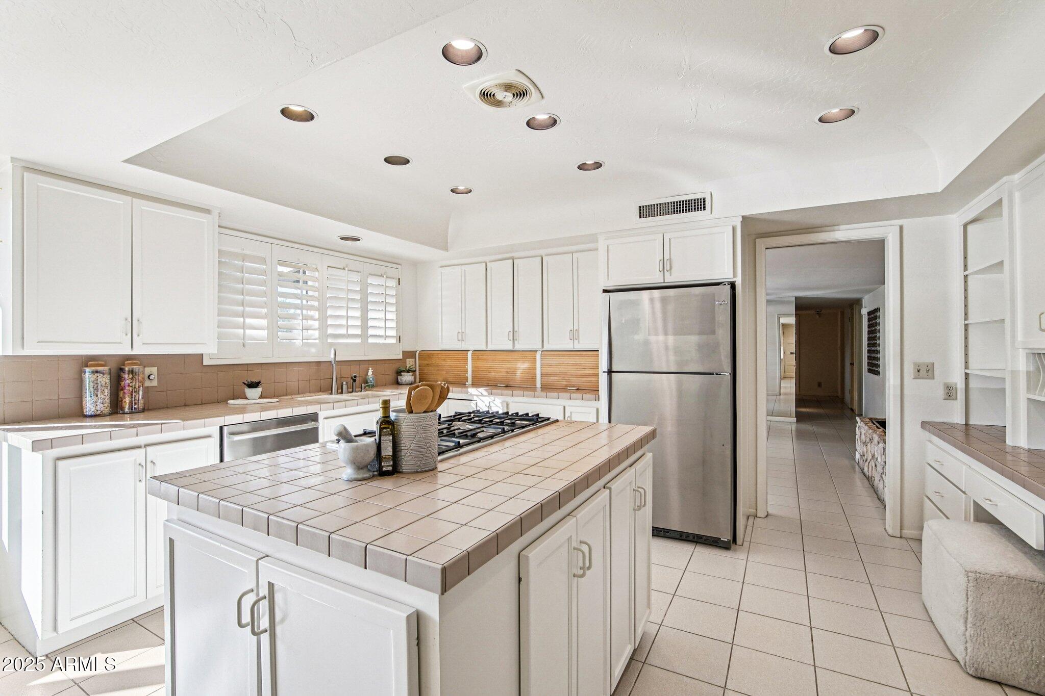 3330 E GLENROSA Avenue