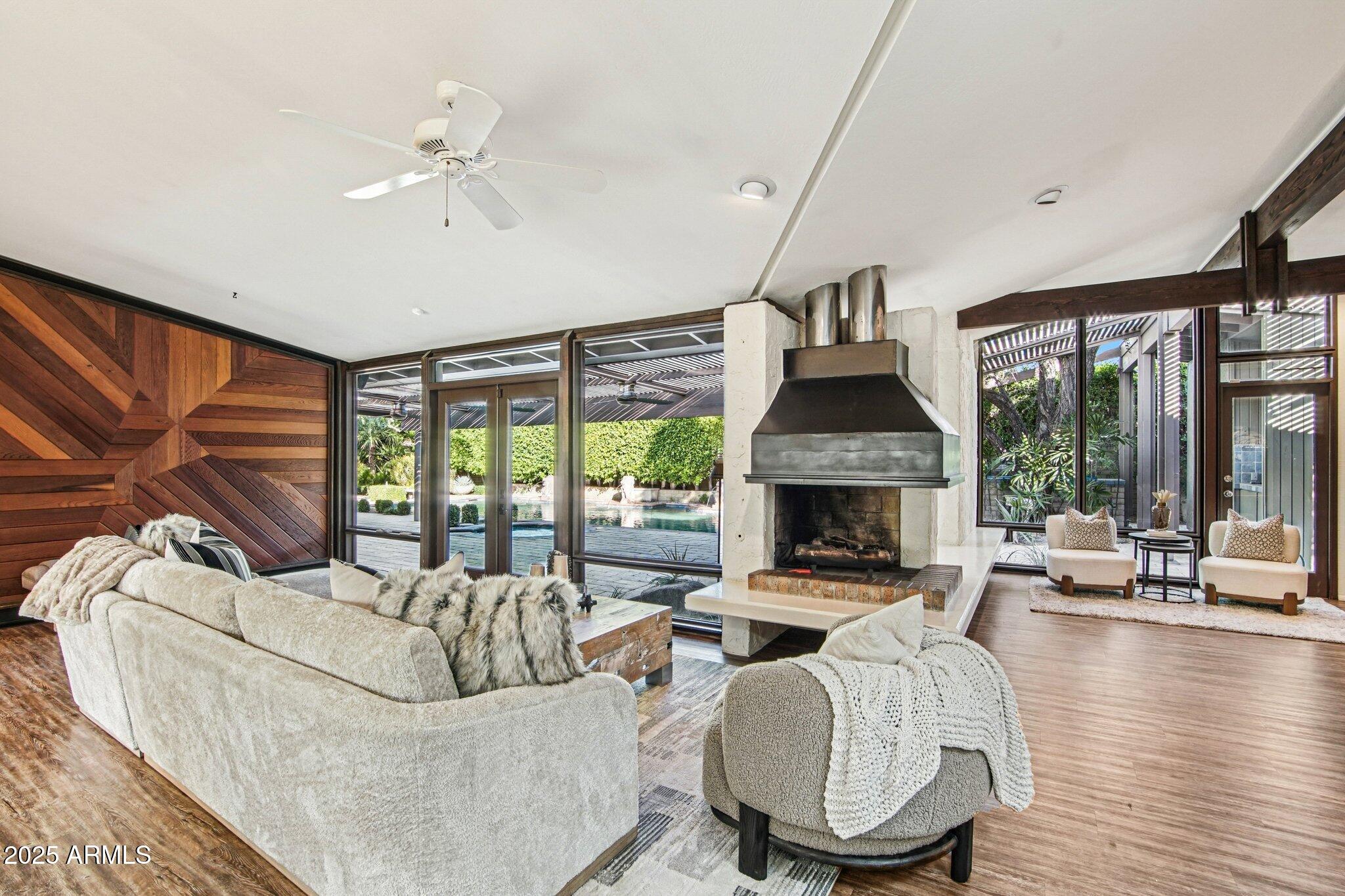 3330 E GLENROSA Avenue