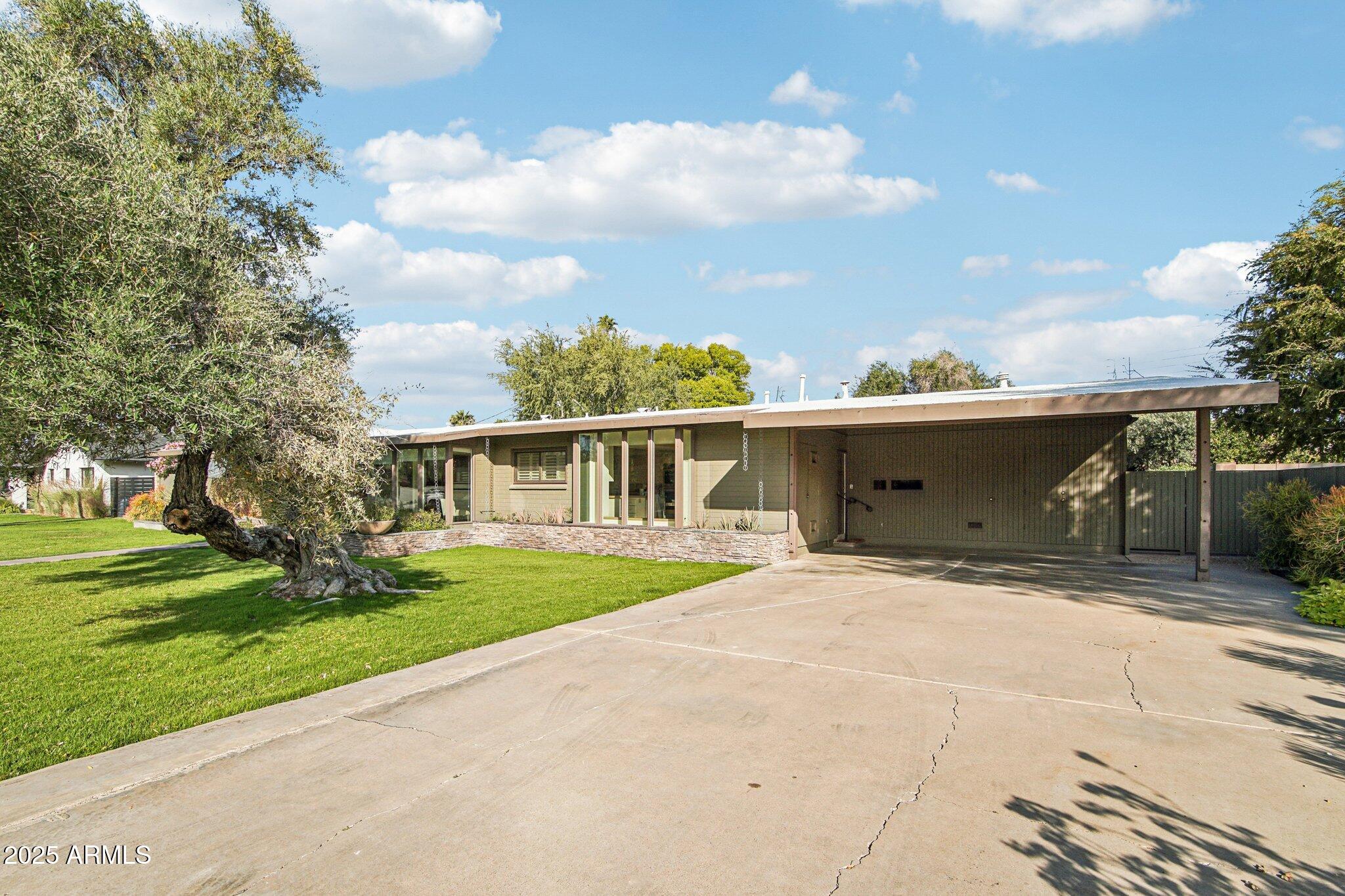 3330 E GLENROSA Avenue