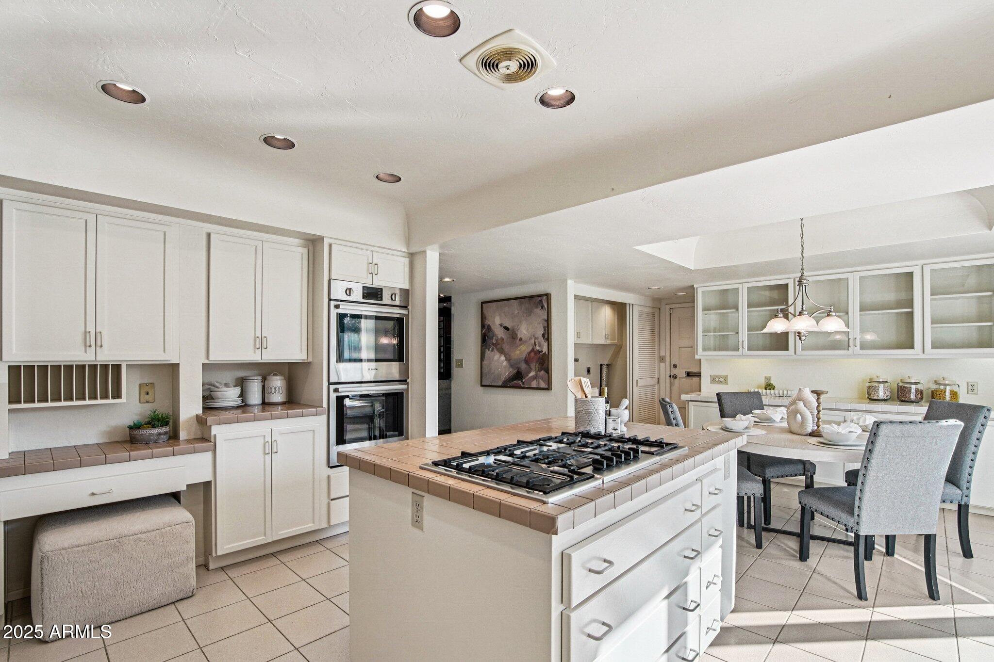 3330 E GLENROSA Avenue