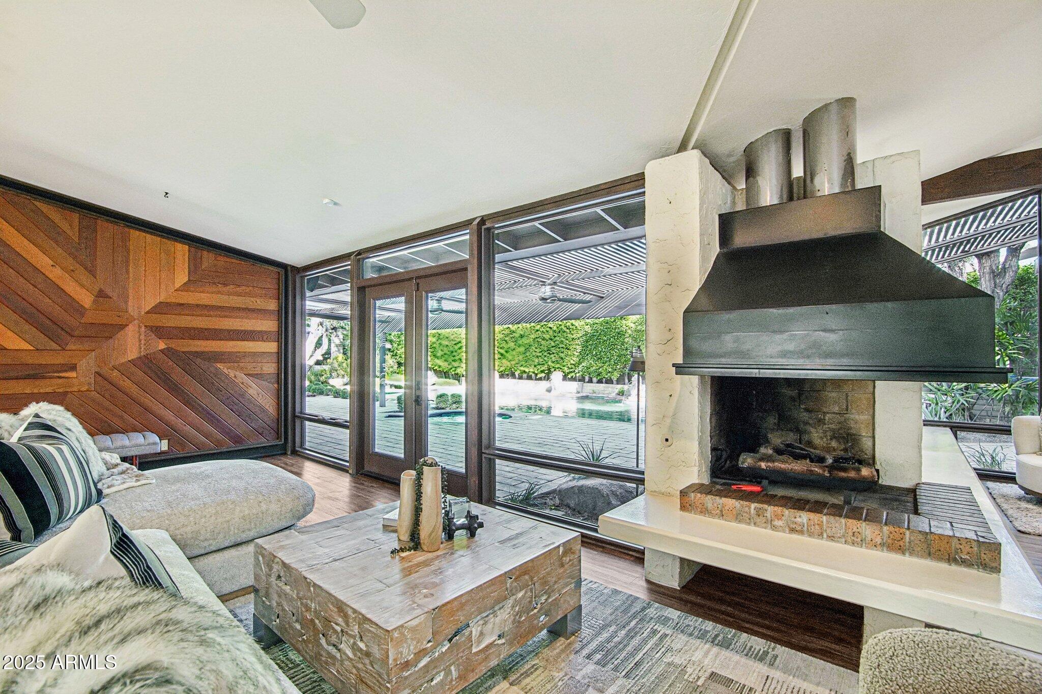 3330 E GLENROSA Avenue