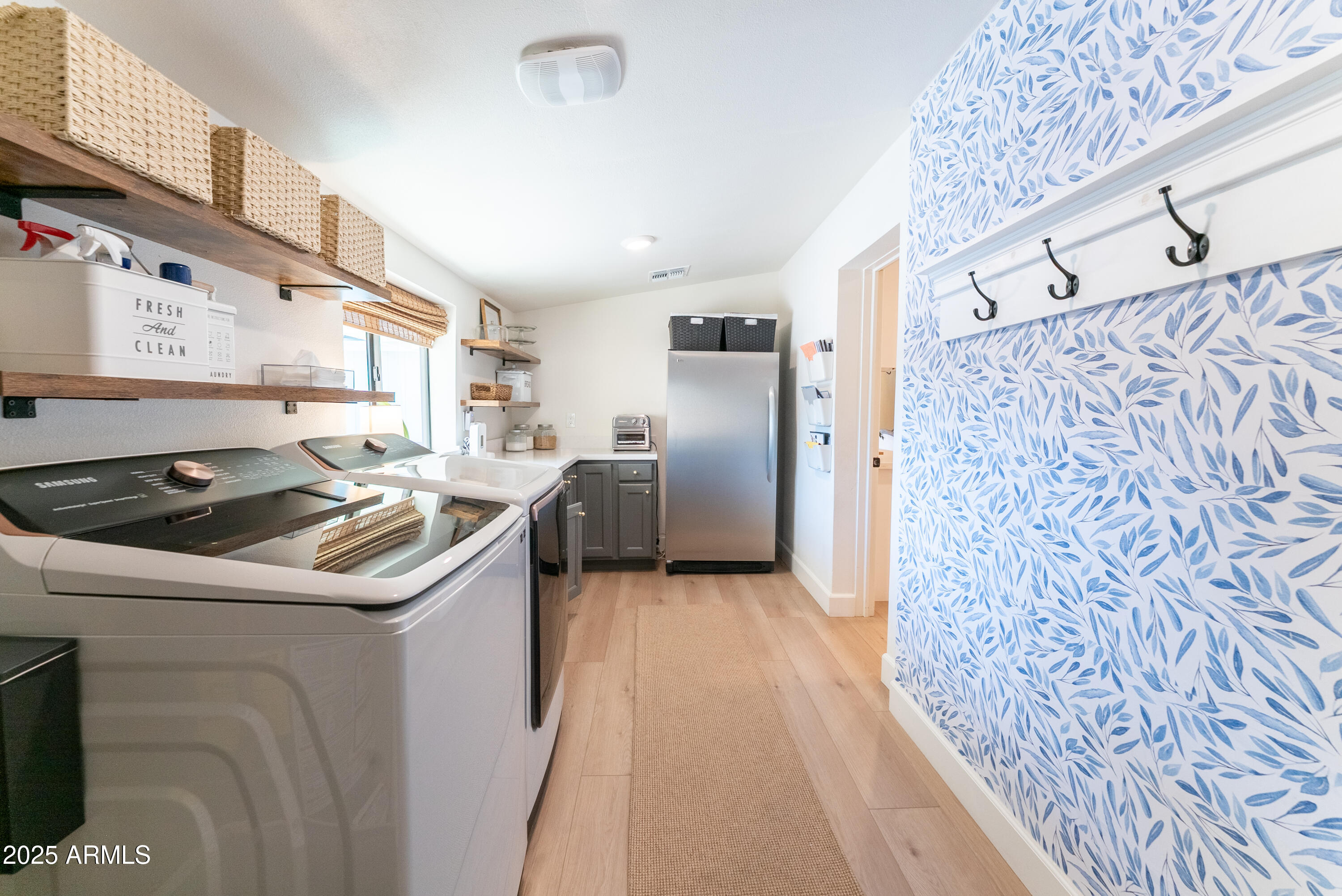 1021 E PALMAIRE Avenue