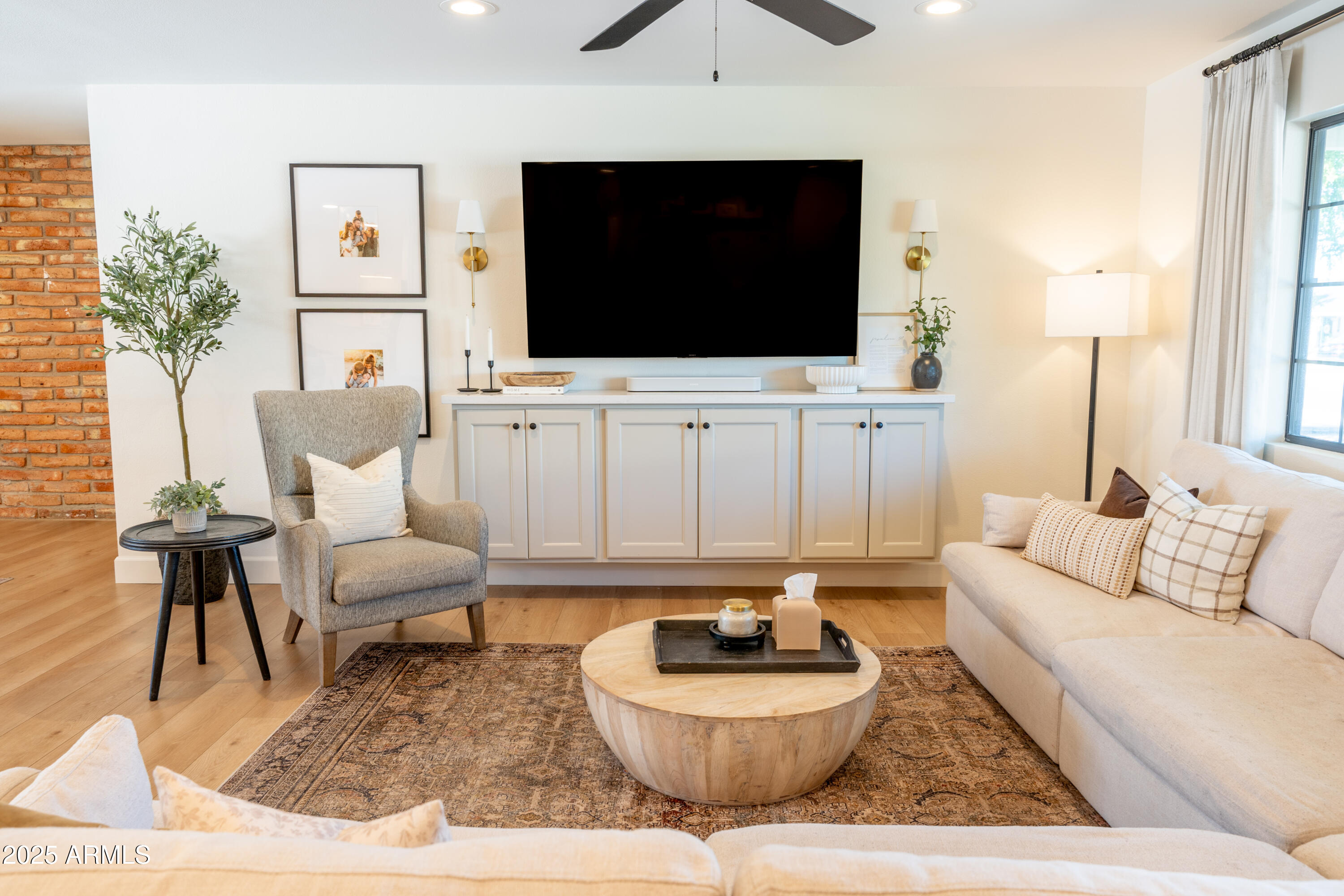 1021 E PALMAIRE Avenue