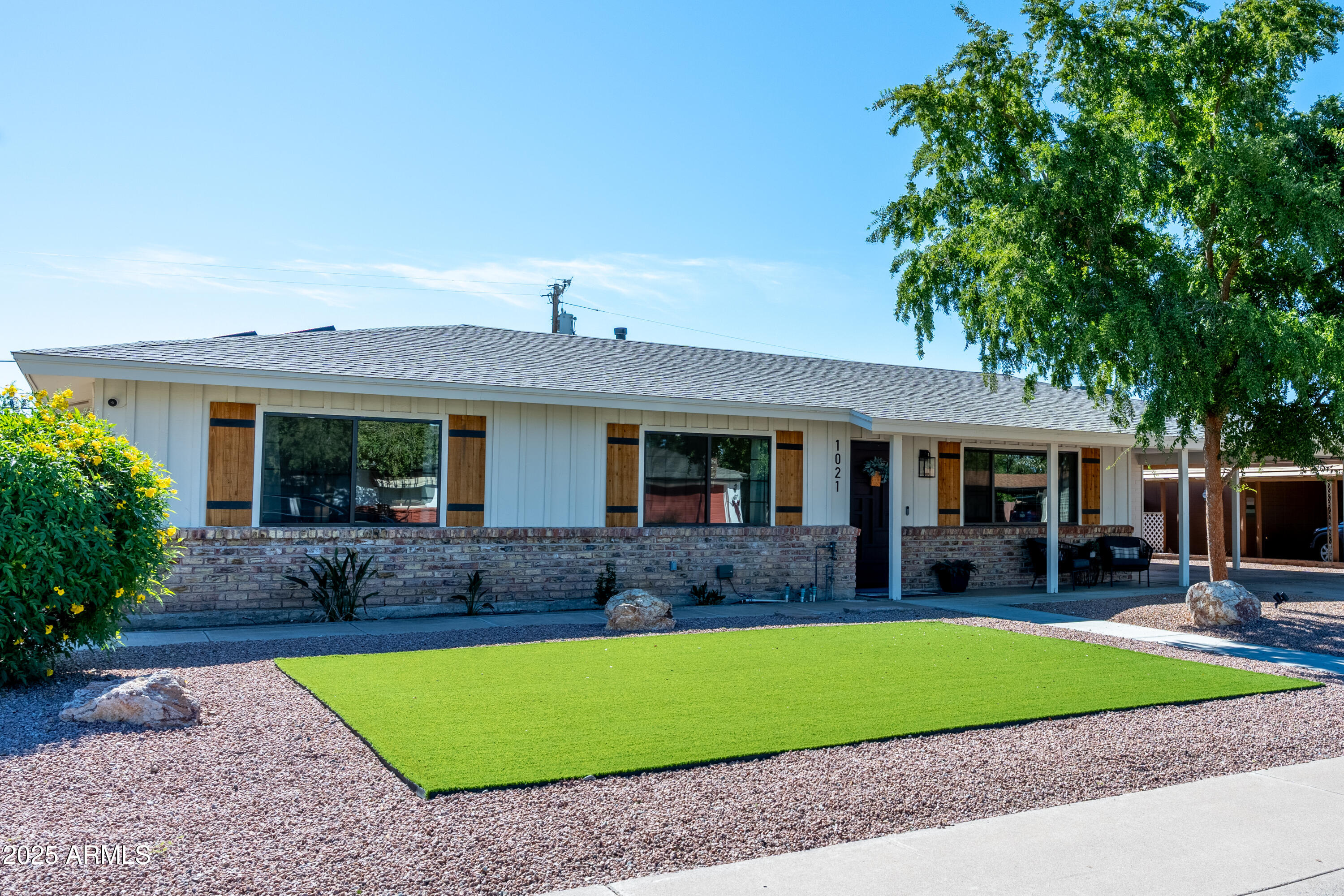 1021 E PALMAIRE Avenue