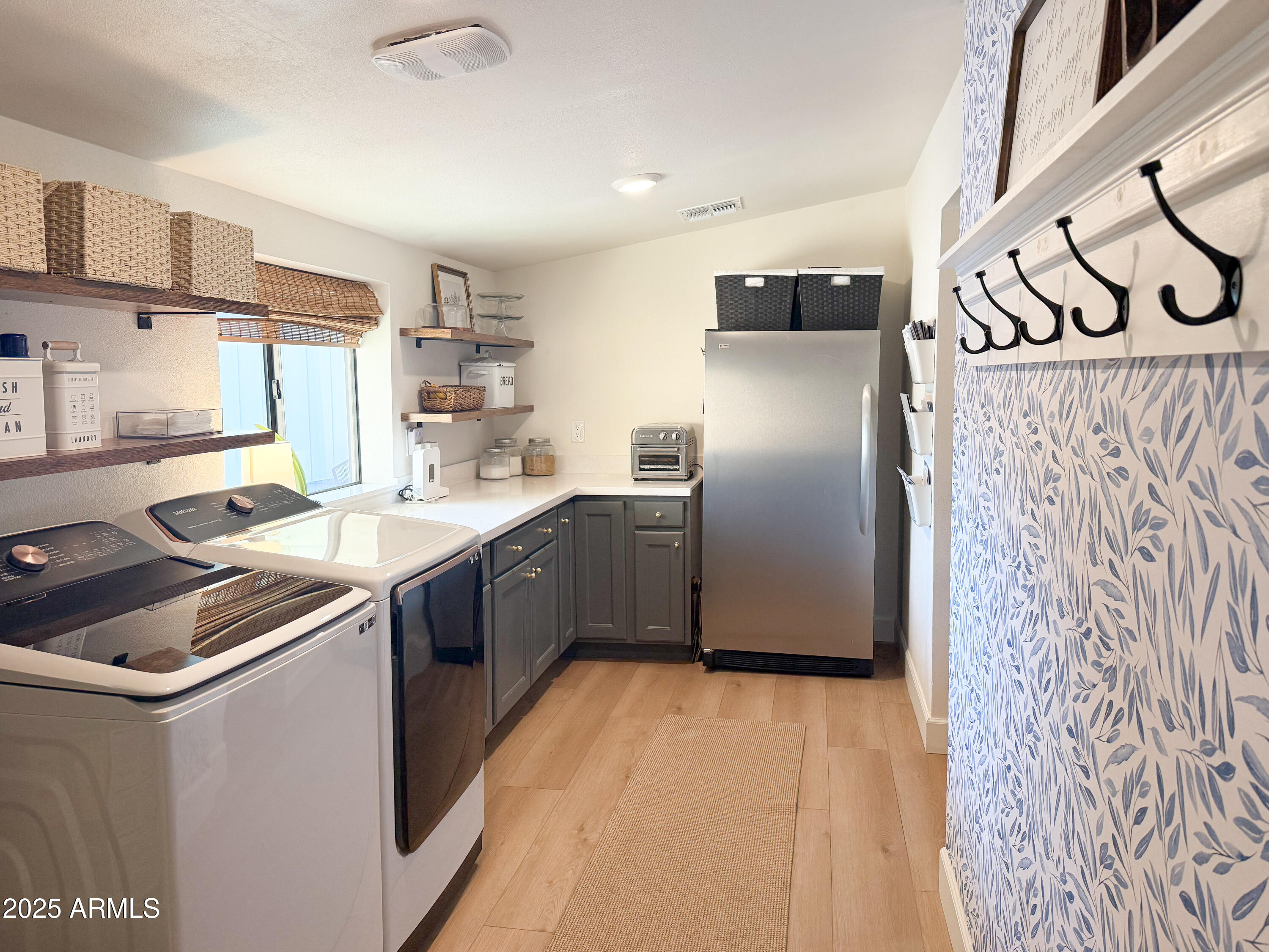 1021 E PALMAIRE Avenue