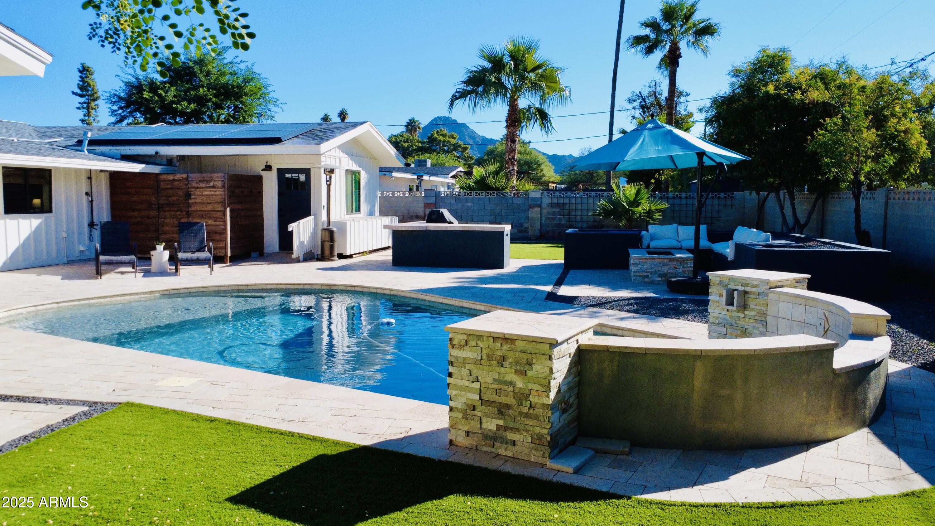 1021 E PALMAIRE Avenue