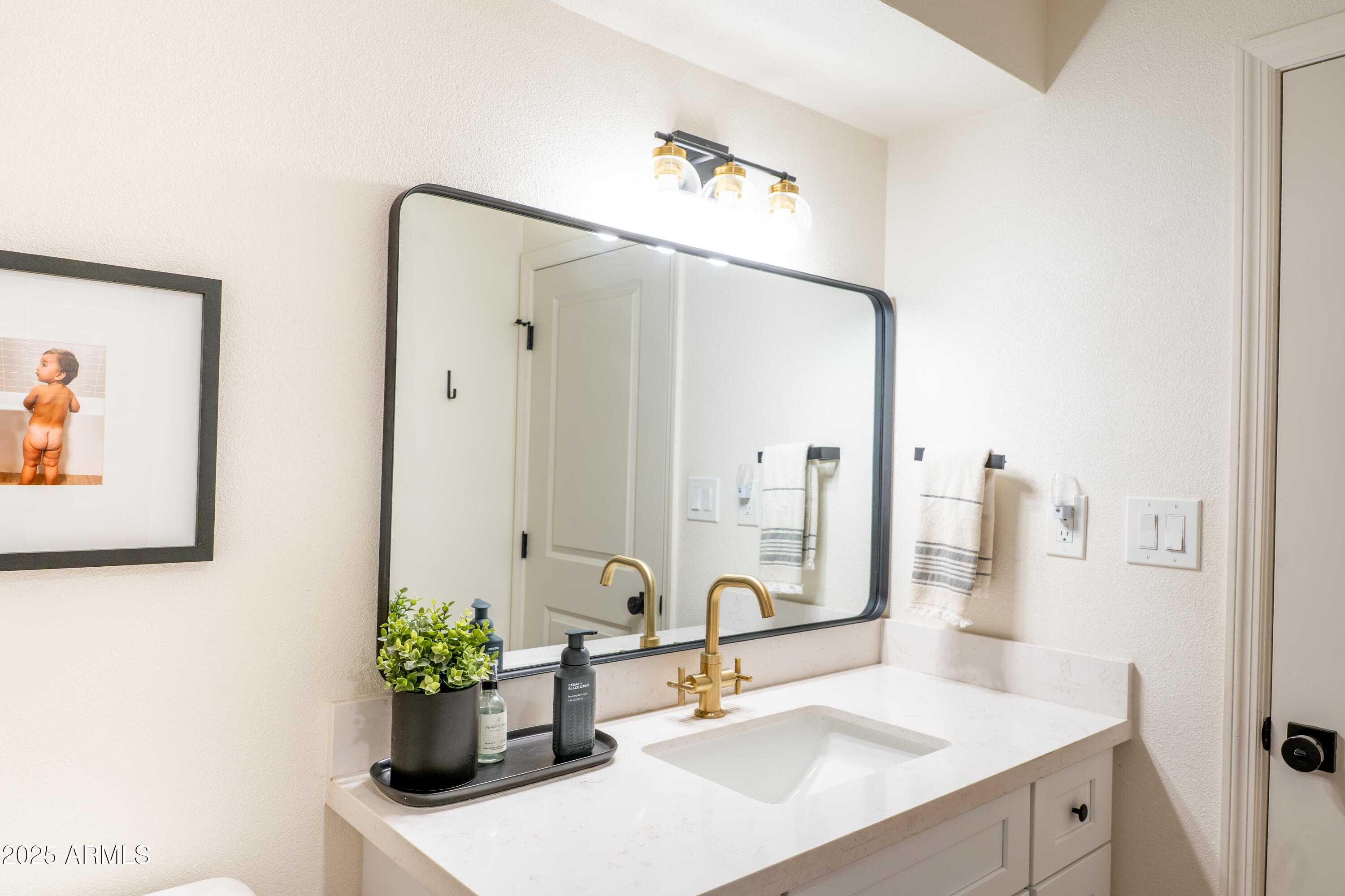 1021 E PALMAIRE Avenue