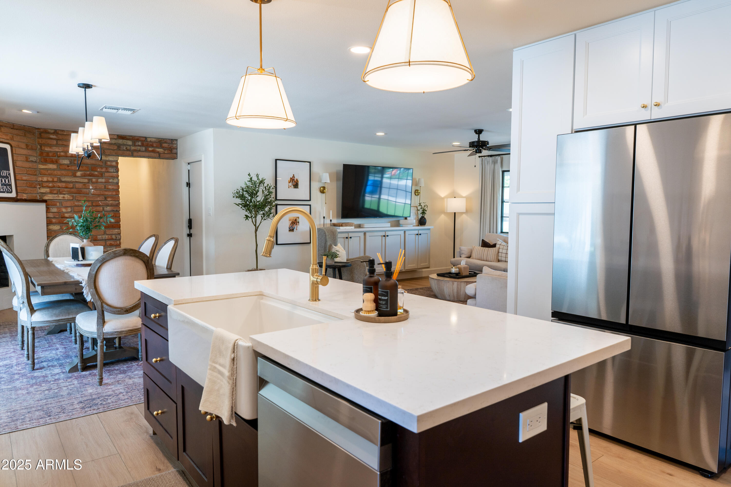 1021 E PALMAIRE Avenue