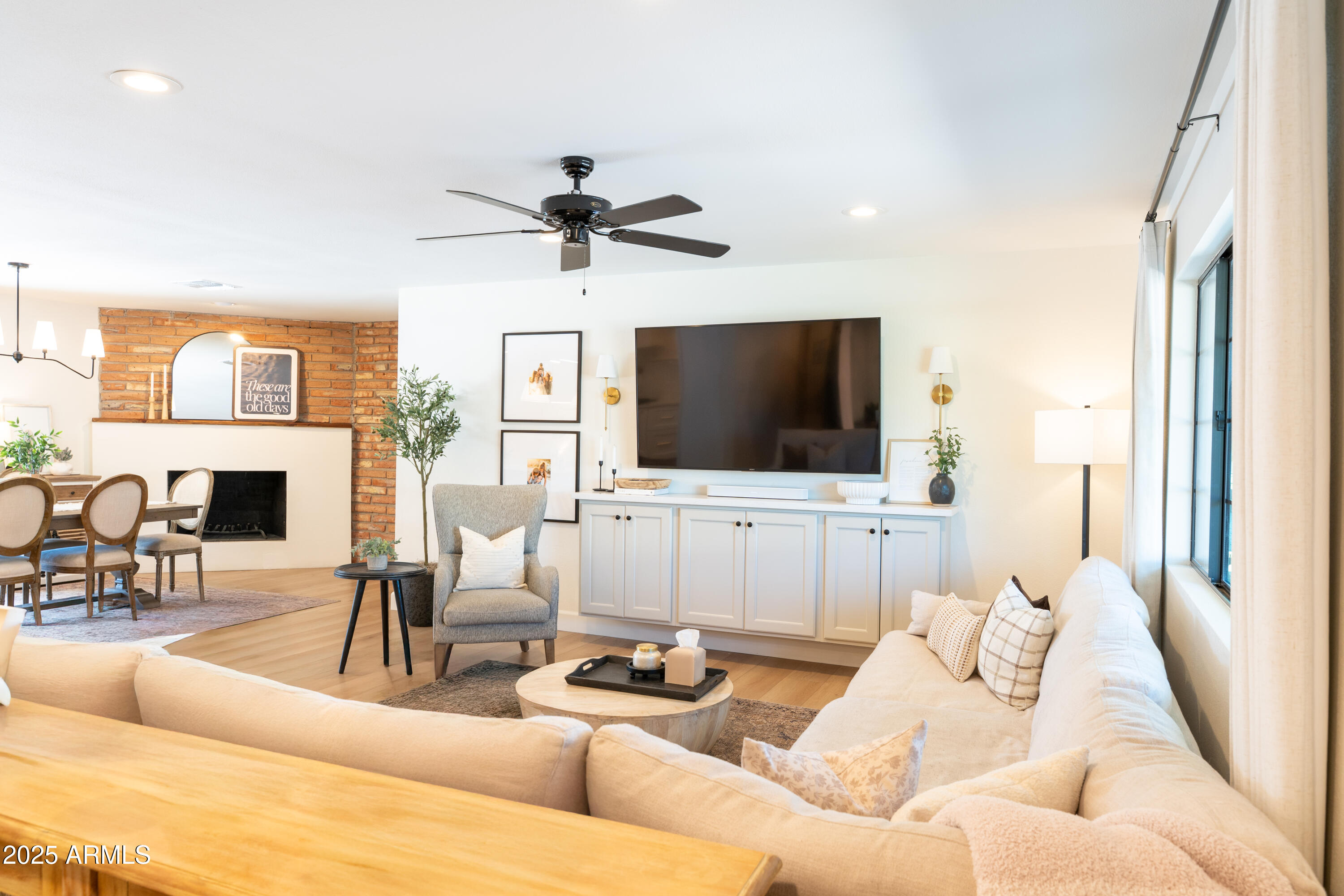 1021 E PALMAIRE Avenue