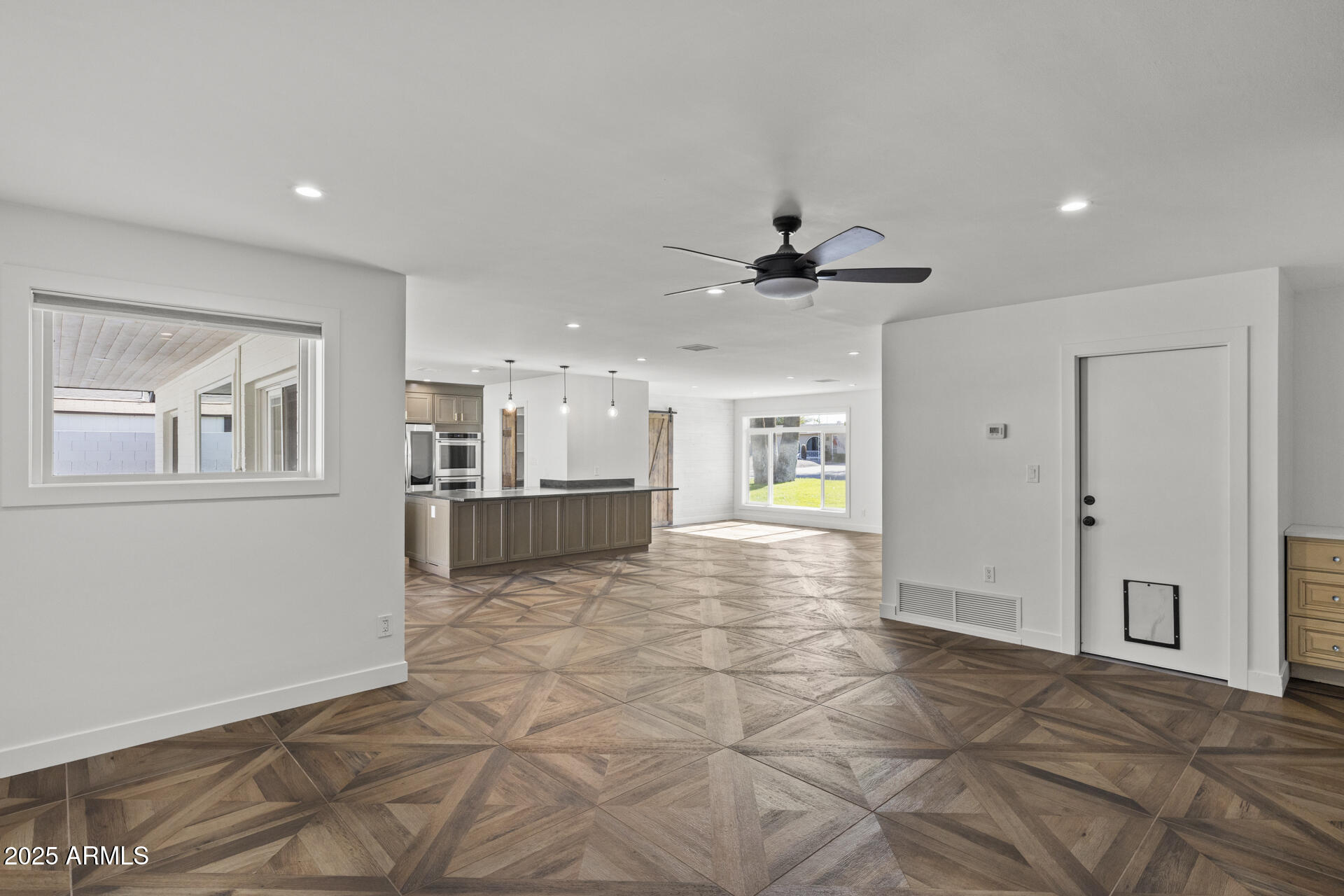 6128 E EDGEMONT Avenue