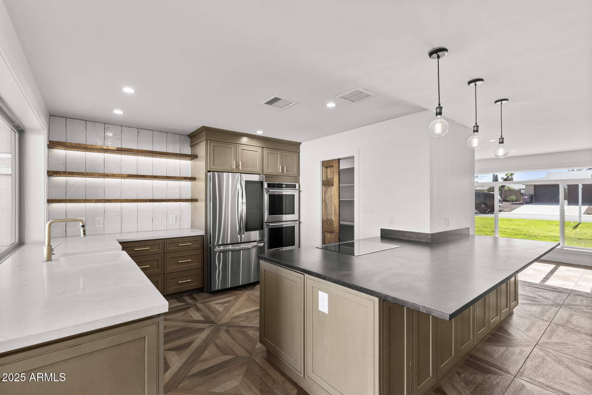 6128 E EDGEMONT Avenue