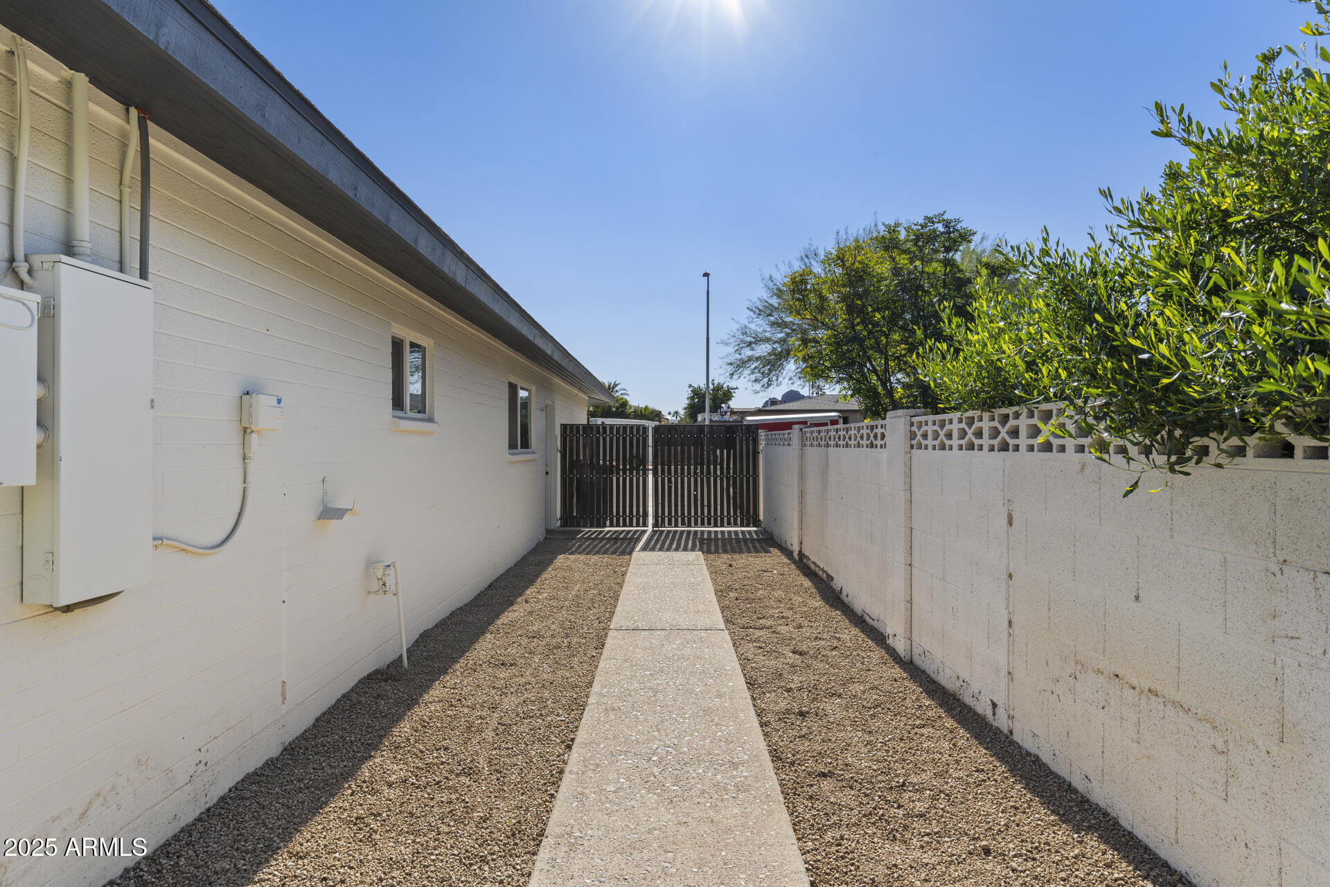 6128 E EDGEMONT Avenue