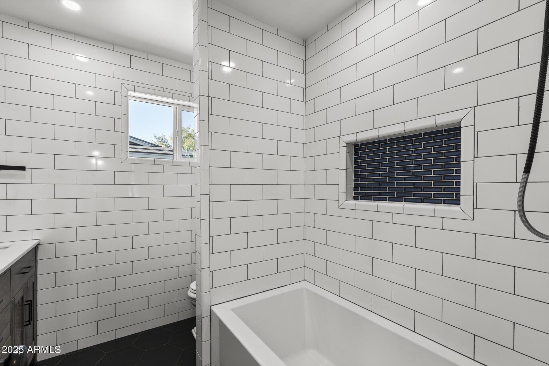 6128 E EDGEMONT Avenue