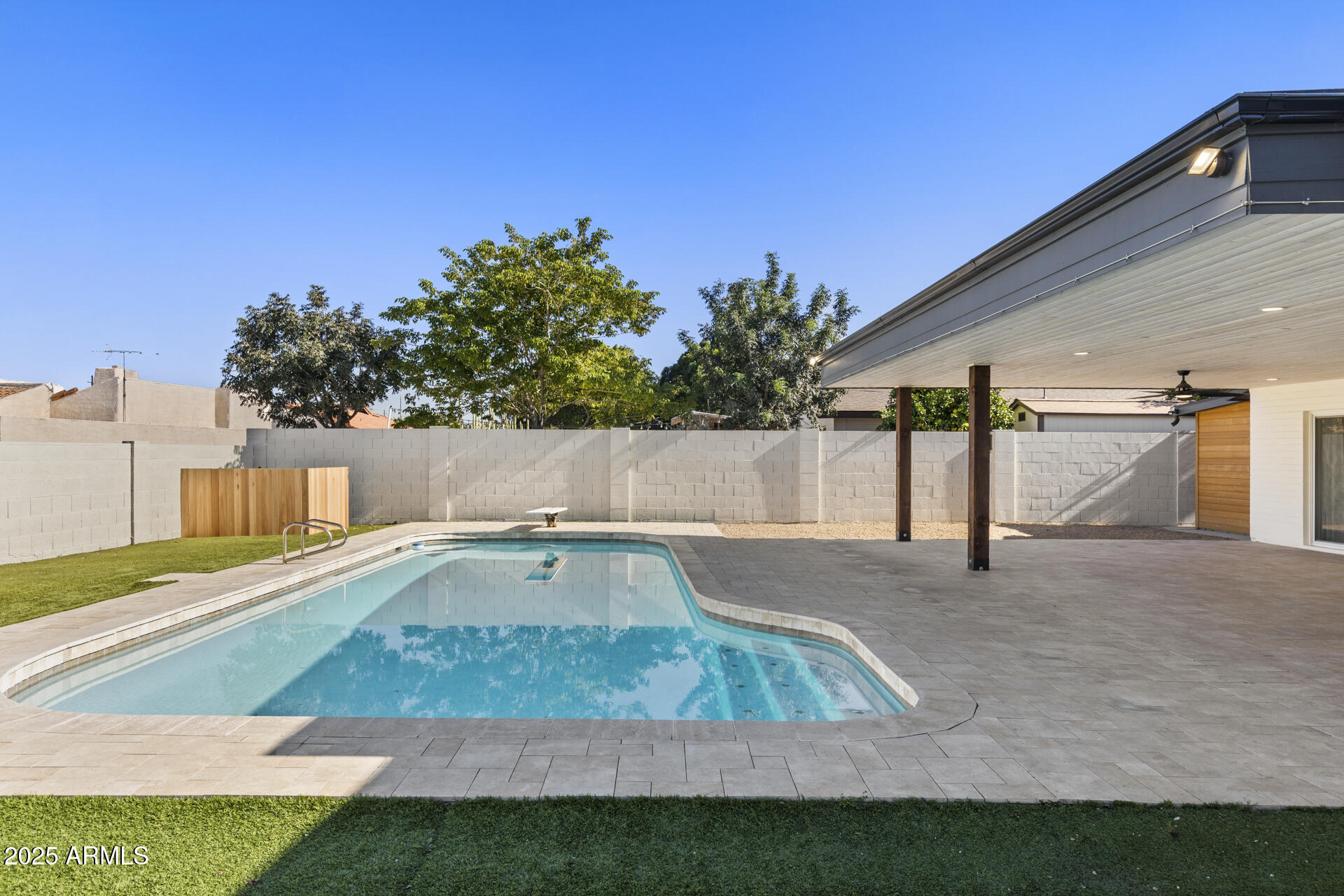 6128 E EDGEMONT Avenue