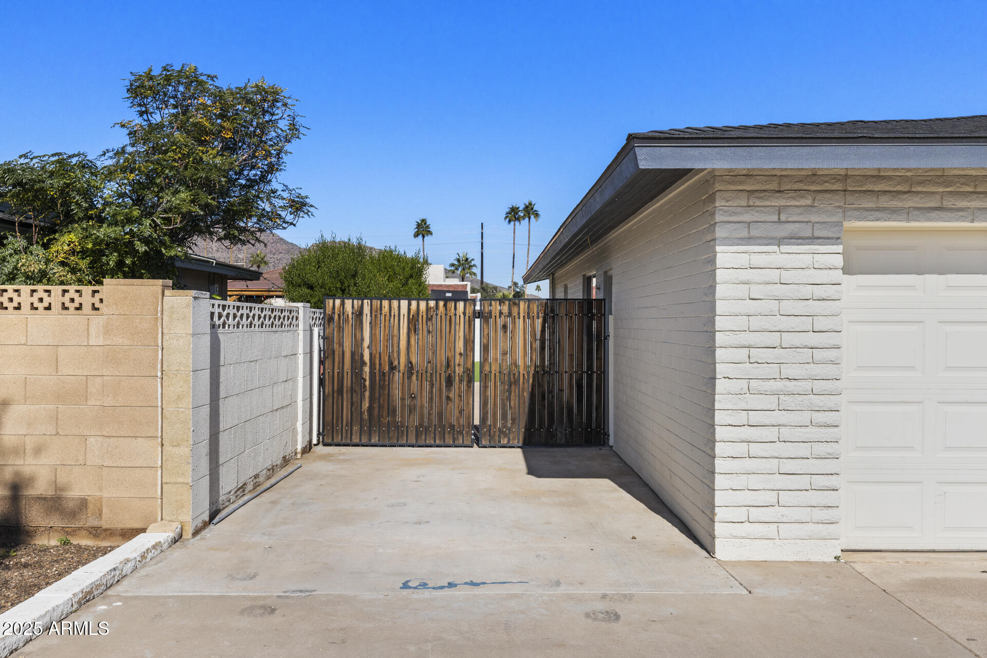 6128 E EDGEMONT Avenue