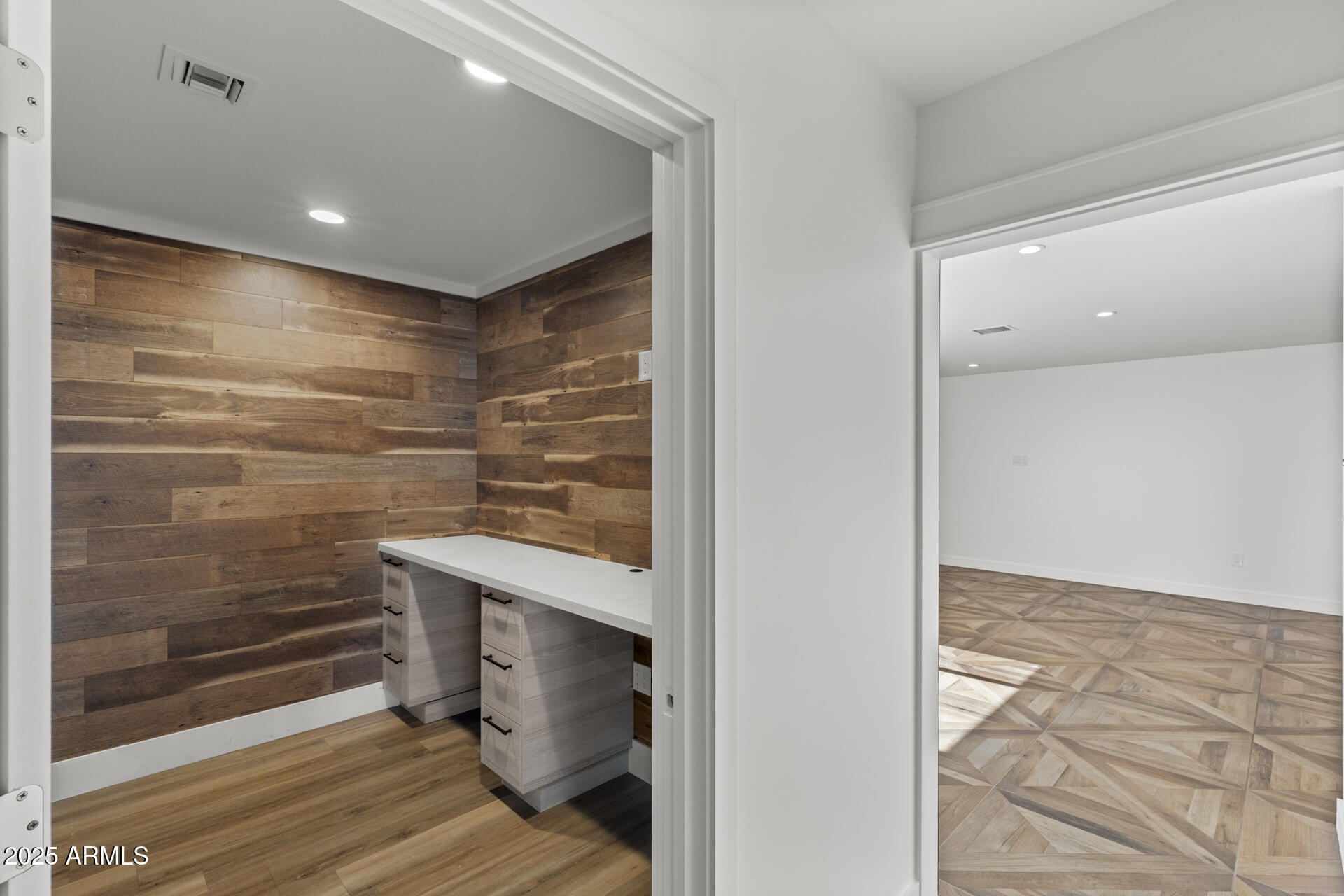 6128 E EDGEMONT Avenue