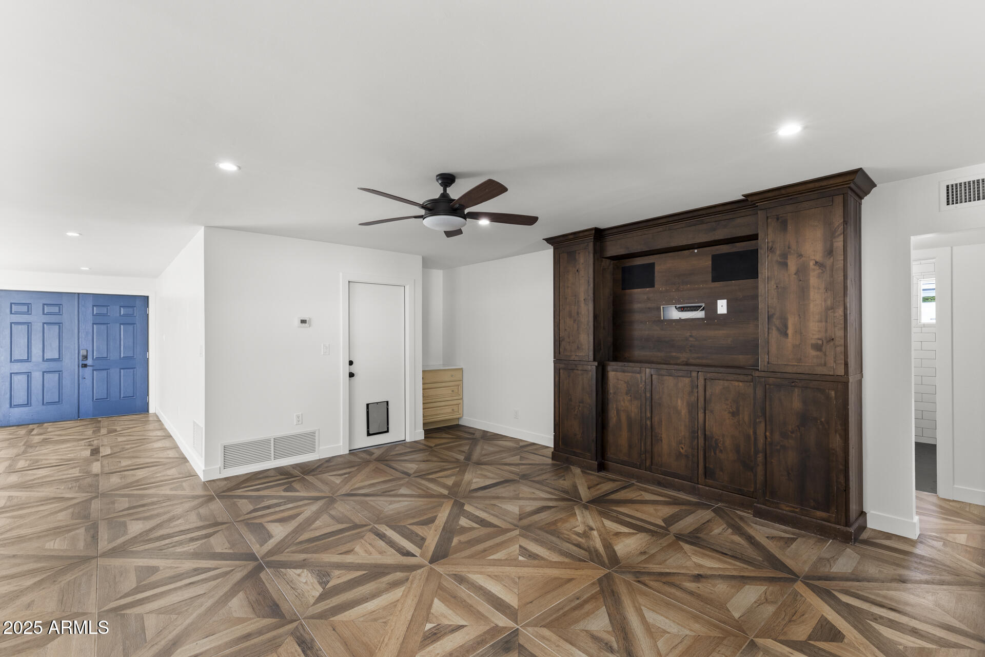 6128 E EDGEMONT Avenue