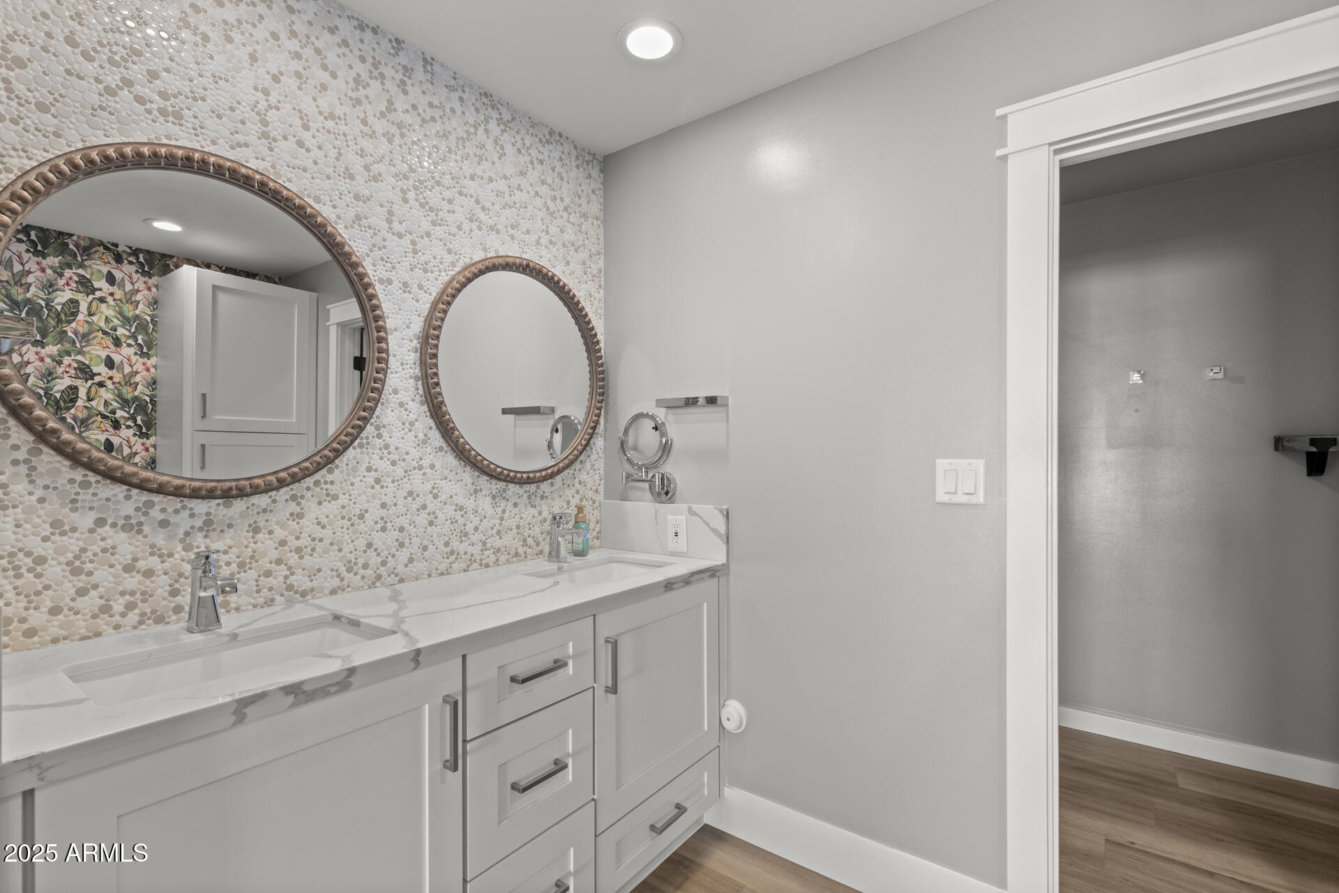 6128 E EDGEMONT Avenue