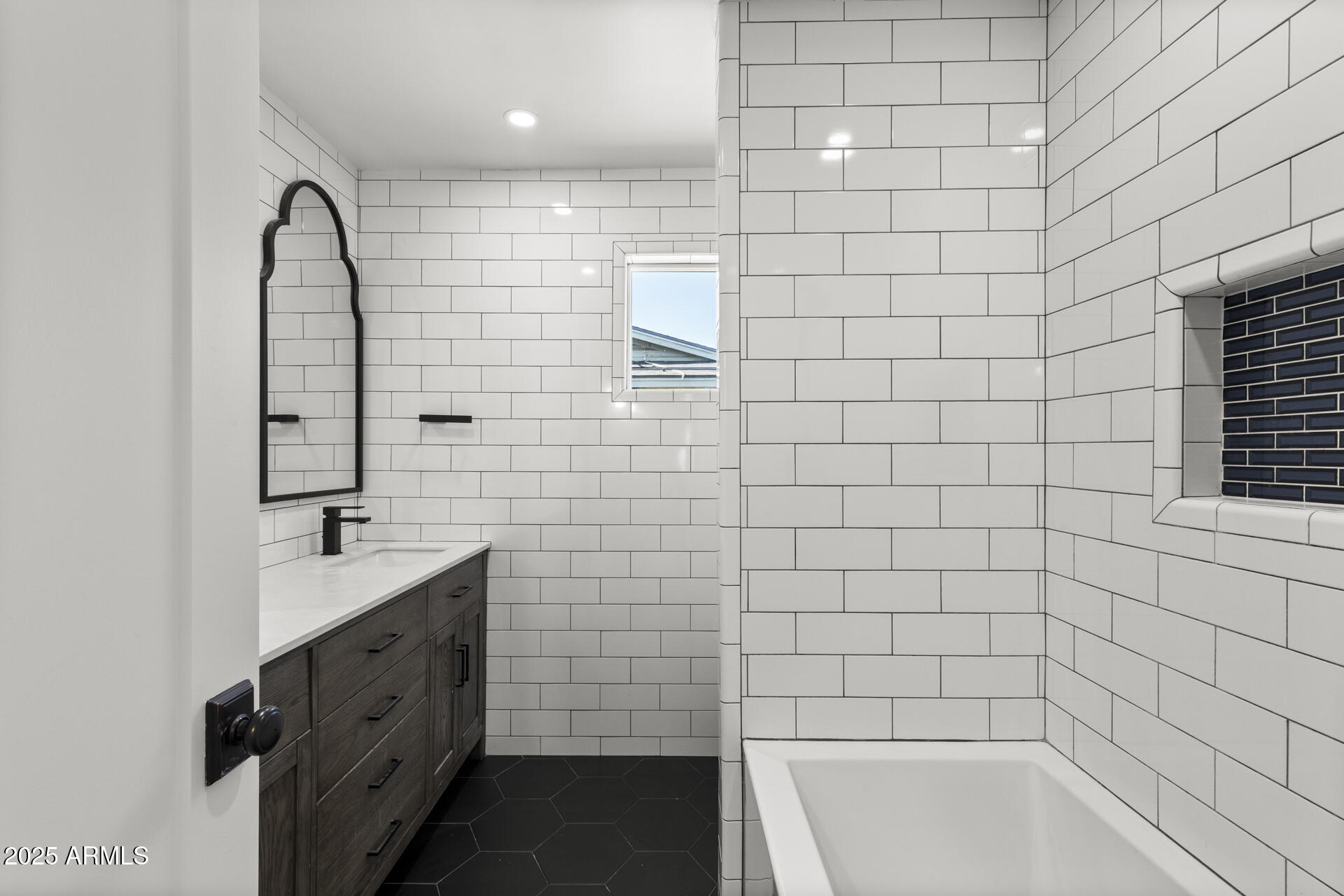 6128 E EDGEMONT Avenue