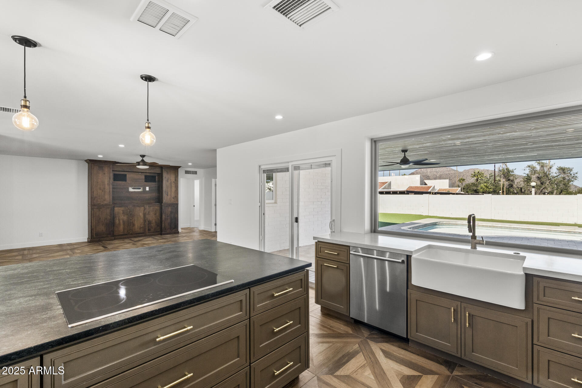 6128 E EDGEMONT Avenue