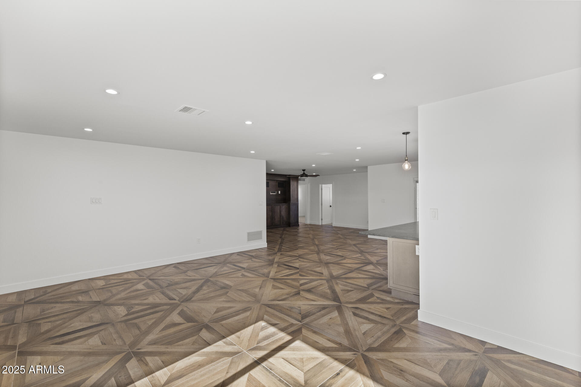 6128 E EDGEMONT Avenue