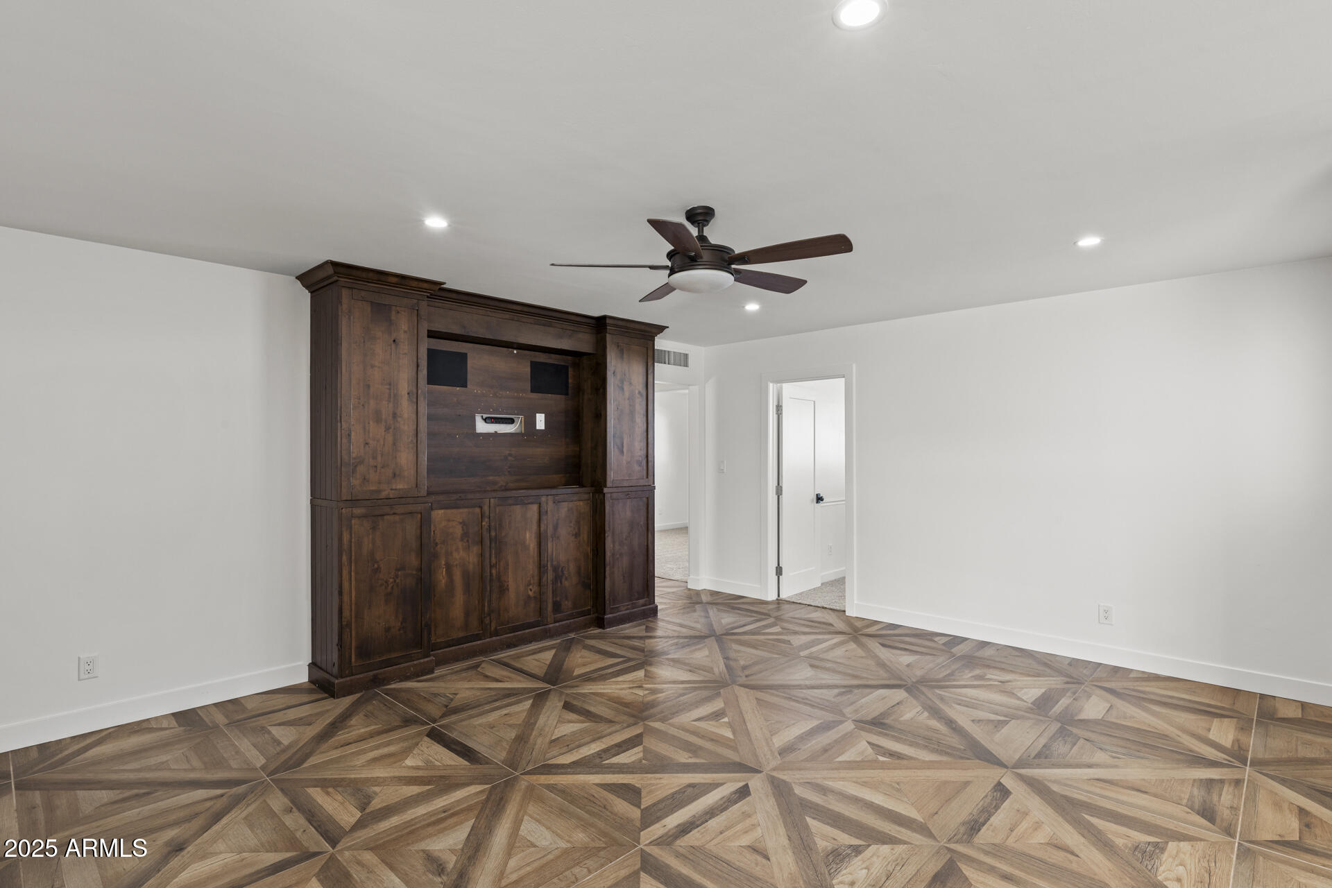 6128 E EDGEMONT Avenue