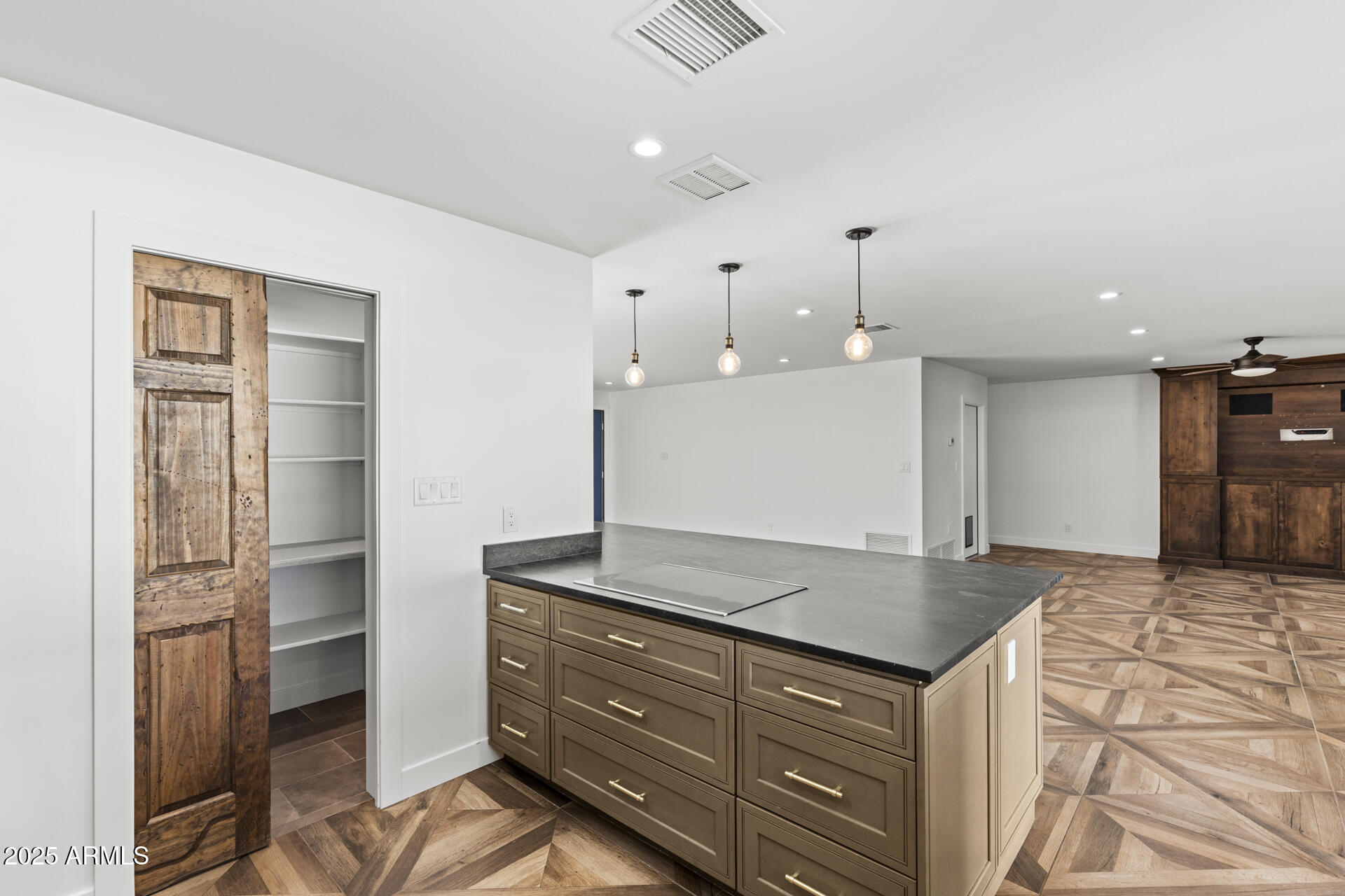 6128 E EDGEMONT Avenue