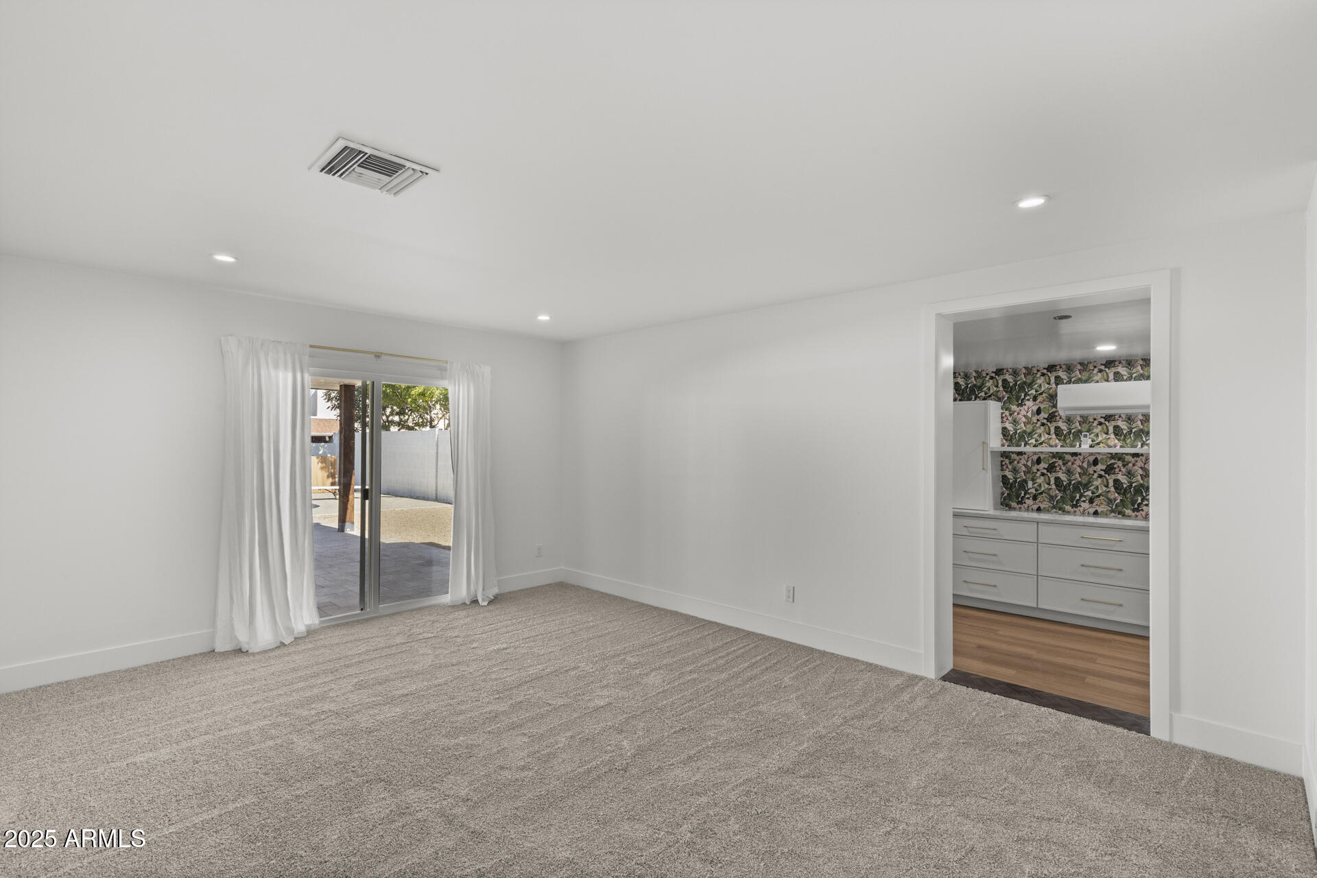 6128 E EDGEMONT Avenue