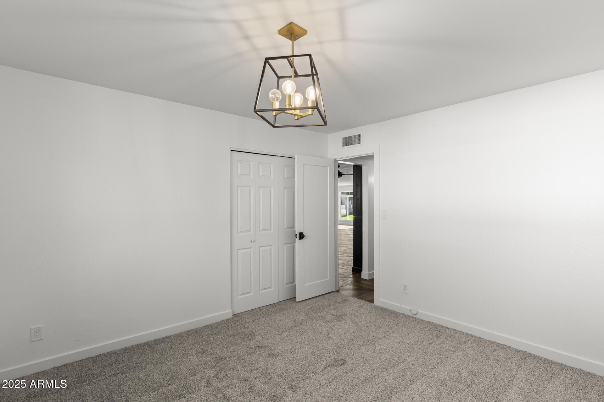 6128 E EDGEMONT Avenue