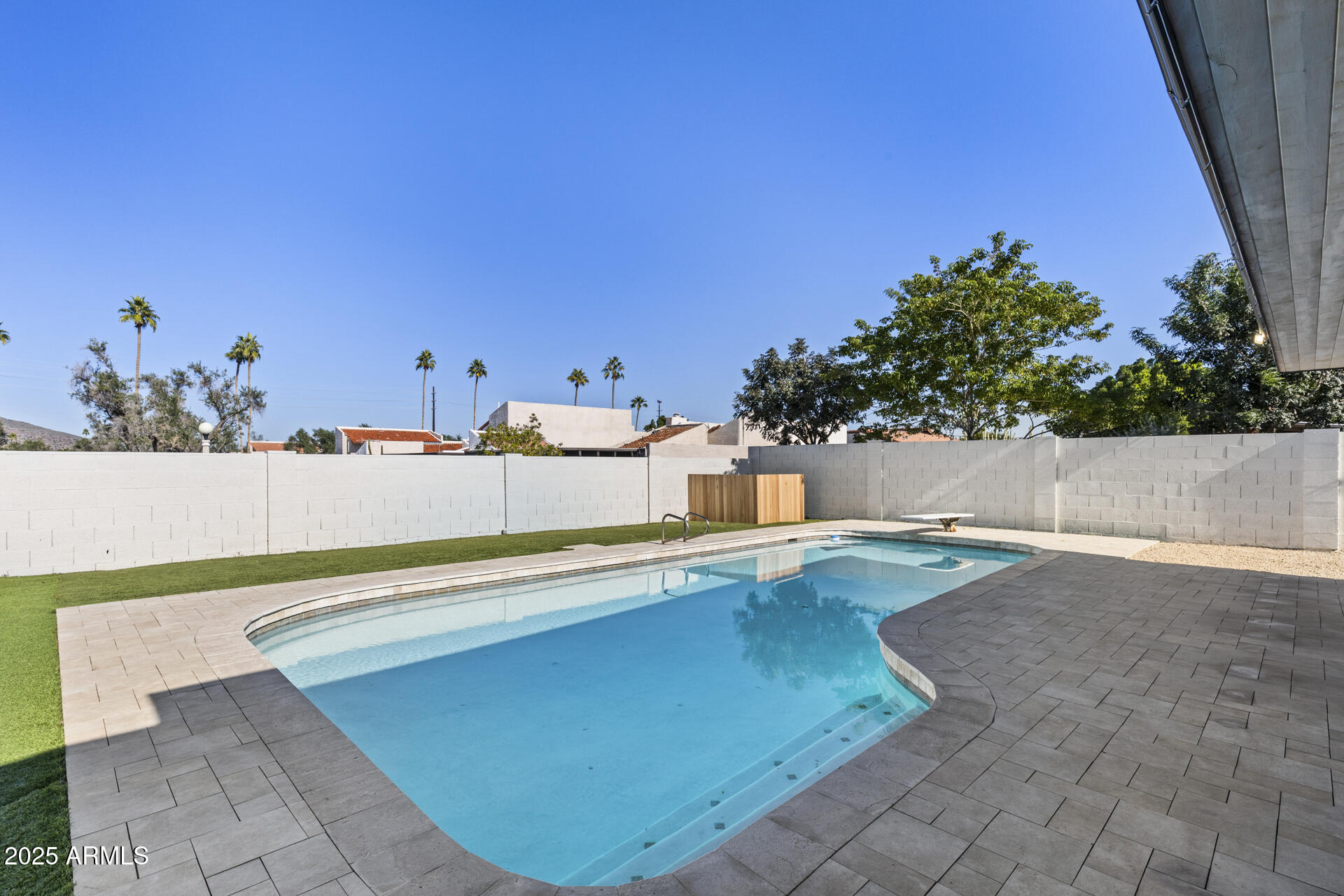 6128 E EDGEMONT Avenue