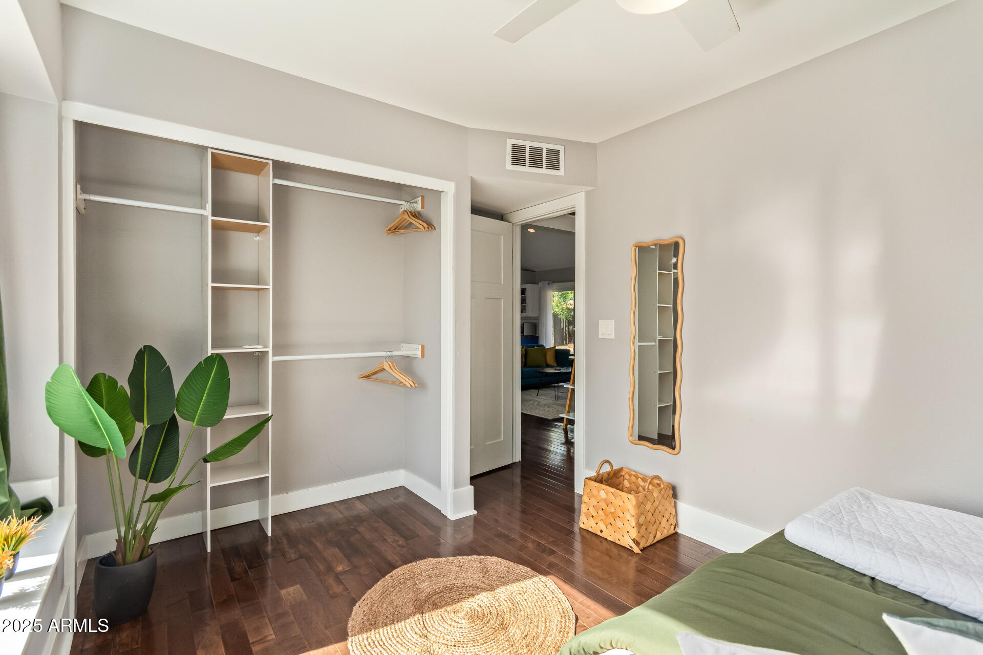 1118 E WICKIEUP Lane