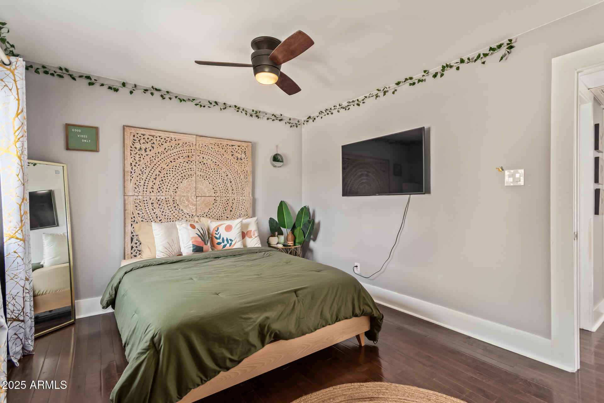 1118 E WICKIEUP Lane