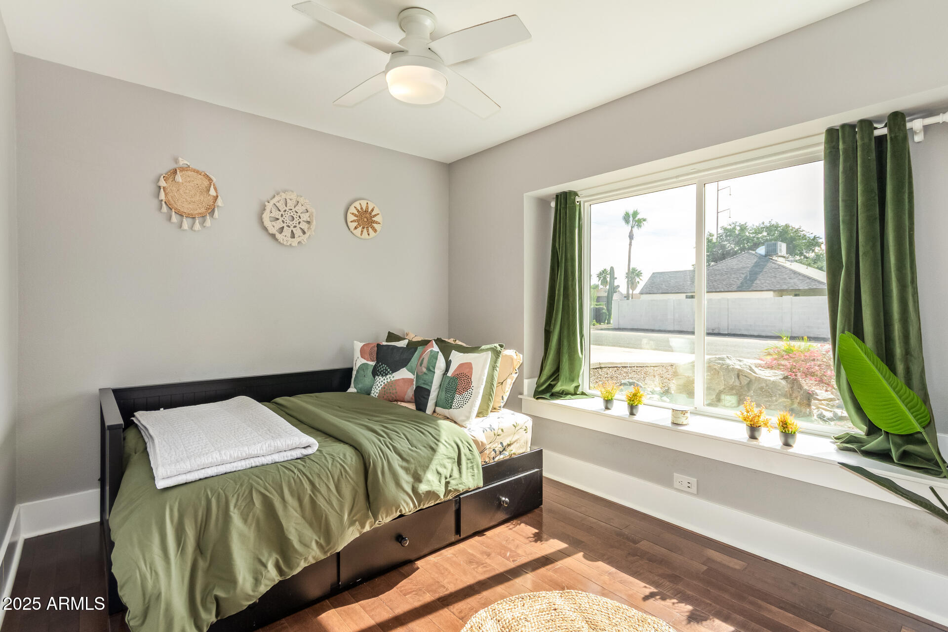 1118 E WICKIEUP Lane