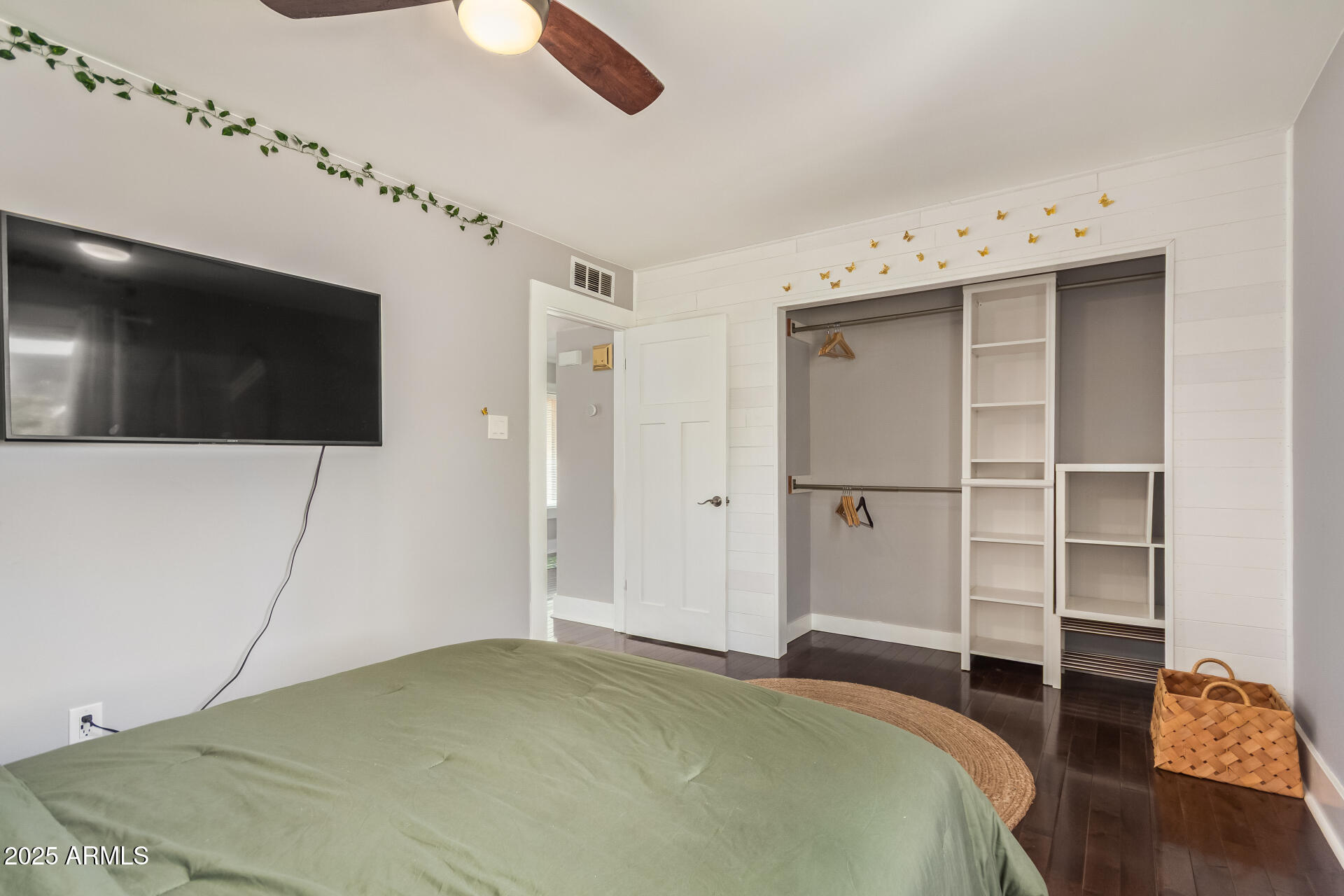 1118 E WICKIEUP Lane