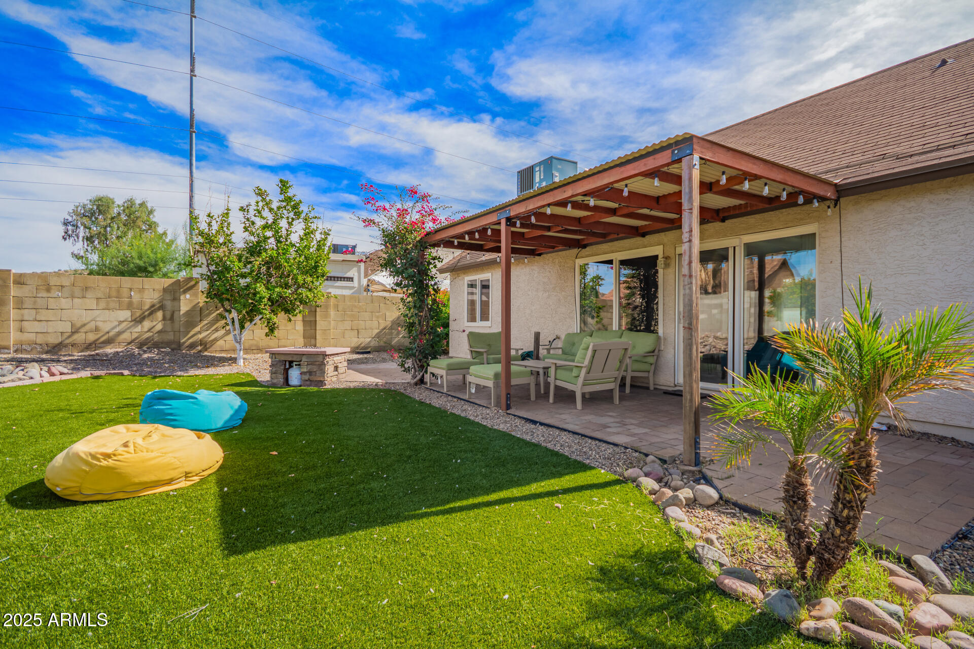 1118 E WICKIEUP Lane